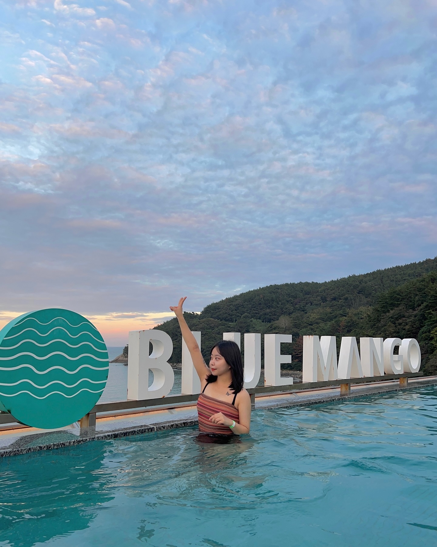 #협찬 #블루망고리조트 ⠀
야자수🌴 덕분에 동남아 느낌 가득한 블루망고 리조트 ˚₊· ͟͟͞͞➳ ❥⠀
⠀
메인풀, 인피니티풀 총 두곳의 수영장이 있는데 4계절 미온수로 운영해서 아이들도 놀기에 딱 좋은 온도였어요 :)⠀
메인풀쪽엔 사우나도 있어서 물놀이 하다가 추울때 이용하면 너무 좋을 것 같더라구요!! ˘̴͈́ꈊ˘̴͈́⠀
⠀
테라스에는 바베큐, 월풀욕조도 있어서 따뜻한 물 받아서 욕조에서 몸 녹이고 바베큐 타임 가지면 완죤 딱이라구용 ᡣ𐭩⠀
전기그릴이라 완젼 편해 ~~
⠀
저녁에는 조명도 켜지면서 낮과는 또다른 느낌으로 이뻐서 밥 먹고 산책 하기 완전 좋았어요! ⠀
리조트내에 cu편의점, 카페, 게임존까지 있어서 재밌게 놀 수 있답니당 ʕ¨̮ʔ⠀

인원별 객실 타입도 다양해서 원하시는 객실 선택하시면 좋을 것 같아요 !!
(전객실 오션뷰)*
가족여행, 친구, 커플여행으로 완전 추천 ᵕ̈́

🪧블루망고리조트⠀
 bluemango_yeosu bluemango_poolvilla ⠀
 전남 여수시 돌산읍 계동해안길 90 ⠀
⠀
프리미엄 스파 객실 블루동⠀
▪️️체크인 15:00 / 체크아웃 12:00⠀
▪️기준2인 / 최대3인⠀
▪️침실1, 화장실1, 개별 바베큐, 월풀욕조, 테라스, 수영장, 공기청정기, 전자레인지, 정수기, OTT, 주차장, 게임존, 카페, 편의점⠀
⠀
⠀
⠀
#블루망고풀빌라 #블루망고풀빌라앤리조트 #여수블루망고풀빌라 #여수여행 #여수풀빌라 #여수풀빌라추천 #여수여행추천 #여수펜션 #여수숙소 #여수리조트 #리뷰노트 #여수가볼만한곳 #여수숙소추천 #전남여행 #전남펜션 #여행스타그램 #여행지추천