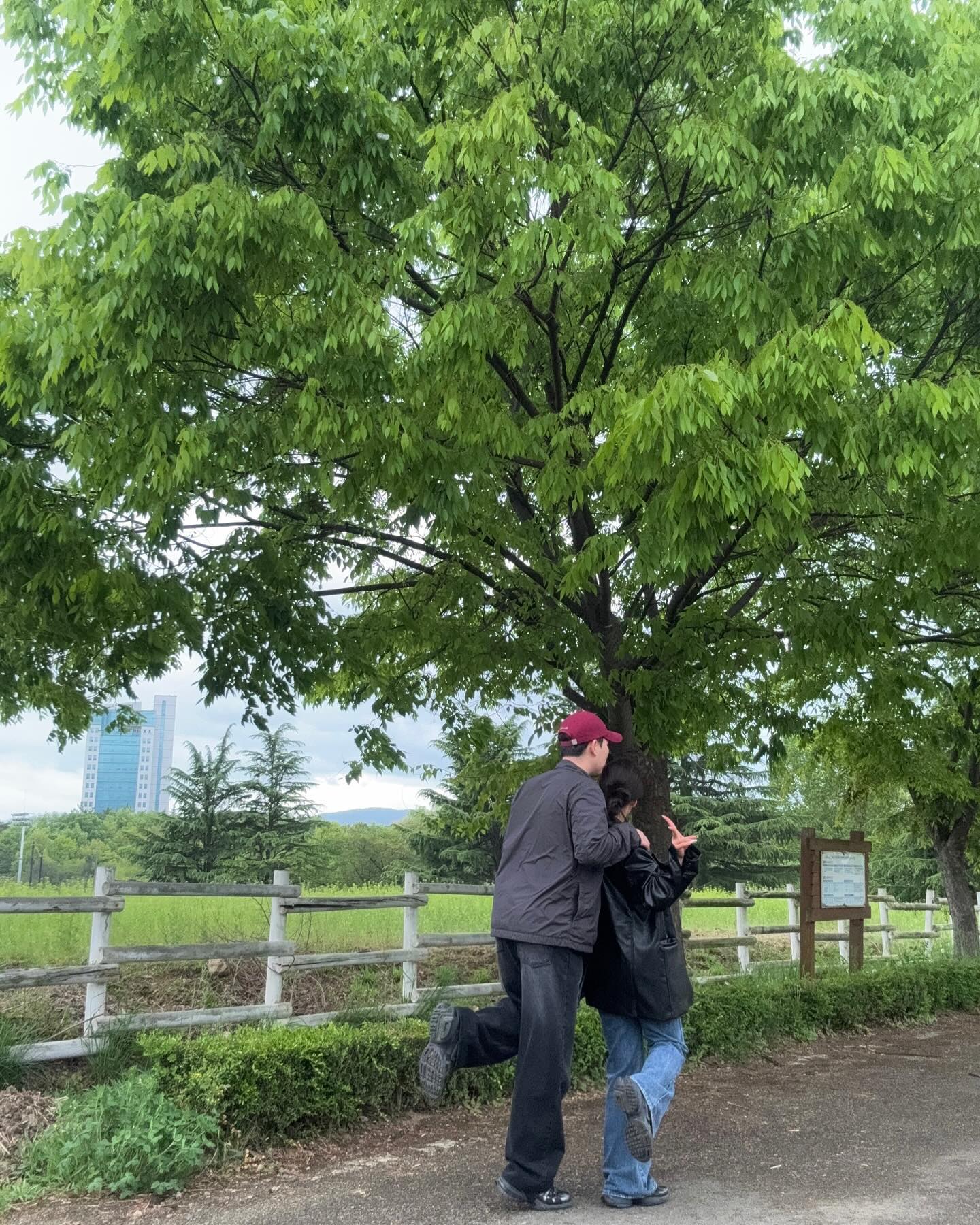 여기다 ! 싶어 차 세우고 트렁크 열고 폰 세워두고 찍은 
잊지 못할 순간 .. 💚💚 구ㅣ엽공 웃긴 우리 . . ㅎㅎ 🙂‍↔️