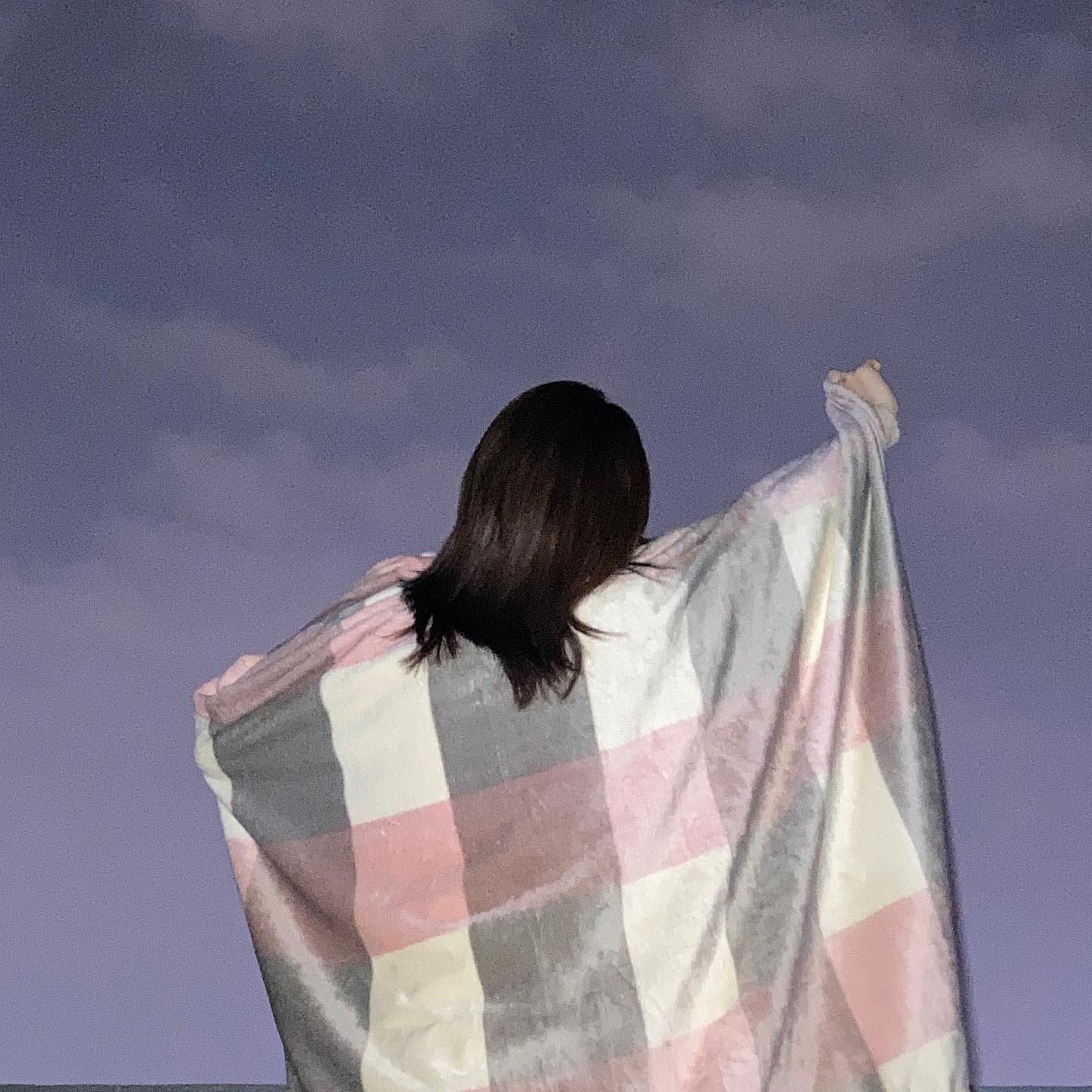 uhhomedeco

감성 낭낭한 사진을 찍을 수 있는 이쁜 담요!
이렇게 두르고 있으니 학창시절때도 생각나고 좋네요>< 

추운 겨울 따땃하게 품기 좋고 부들부들~ 
질감도 좋아서 계속 살결에 닿게두고 싶어요ㅎ
디자인도 심플하고 이뻐서 데일리로 넘나 좋은듯해요! 특히 스마일 문양이 뽀인트 되고 귀엽🤍

UH홈데코스토어는 담요말고도 
다양한 생활품들이 가성비 좋게 판매되고 있어요! 
구경하다보면 내 맘에 쏙 드는 제품을 
찾을 수 있을 것만 같아요🙌

✔️https://smartstore.naver.com/warspp1/products/7544095281

#협찬 #담요 #무릎담요 #극세사무릎담요 #미니담요 #대형담요 #감성 #포토 #스냅사진 #photography