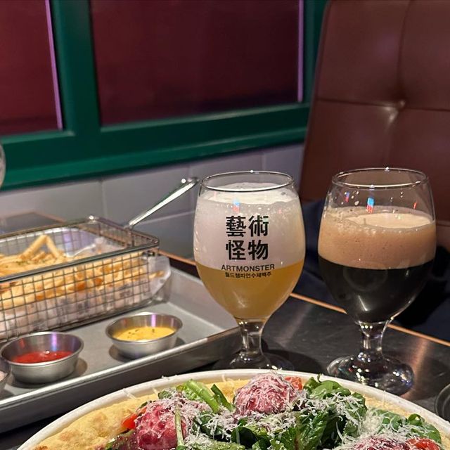 디지털 노리에이터 미소지나 on Instagram: "강남역 메가박스 뒷골목에 중경삼림의 한장면이 떠오르는 장국영이 이쑤시개 씹어먹고 있을 듯한 이곳이 바로 강남역 힙힙한 수제맥주펍인 #아트