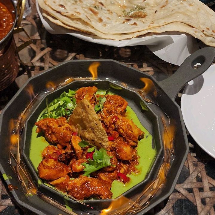 제가 정말 좋아하는 인도카레 전문점 소개할게요❤️

요기는 난이 진짜 맛있어서 꼭 추가하는데요
제 입엔 허니버터난이 너무 맛있어요

카레는 사랑이가 좋아하는 고스트치킨반달루(매워요)
불이 붙어있는건 무르그 카라히(하프)

난 3장에 2장 추가 해서 3명이 먹었어요

어른들은 세트가 좋은데 샐러드안먹는 애들이라 저희한테는 남더라구요🤣🤣

예전엔 탄두리치킨이 있었는데 없어지고 볶음닭요리로 바뀌었어요
먹기 편하고 맛있어요~~ 이것도 난에 싸먹음 또 맛있지요❤️

요기는 대전신세계백화점 아그라에요!
쫀득 난이 진짜 맛있어요👍👍

#신세계백화점대전 #아그라  #아그라대전 #아그라대전신세계점 #대전인도카레 #대전카레맛집 #대전난맛있는곳 #카레의세계