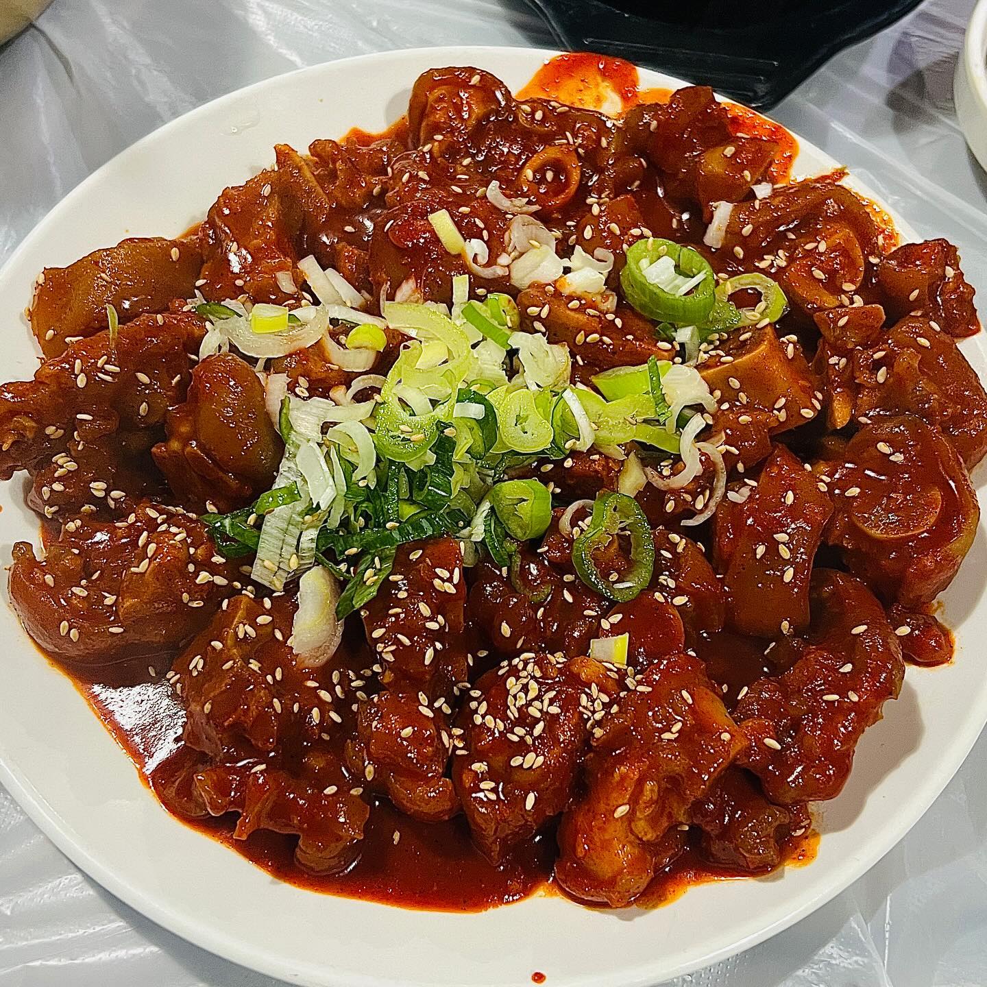 두발로 걸어와서 네발로 나가는 집입니다

청주 노포느낌 족발맛집인 #서울닭발
충북대 고인물들에게 사랑받는 맛집이에요

안주라인업 매운족발, 옛날통닭, 파전, 잔치국수, 
야채볶음밥 등등 맛도리 가득한 집입니다

주전자막걸리는 탄산+시원달달 ‼️
매운족발은 국물자작+살 야들야들
파전은 야채튀김이 생각나는 맛입니다

옛날통닭은 겉바속촉의 정석..✨
닭가슴살까지 부드러워요 ㅎㅎ

피크시간엔 웨이팅 있으니 주의!

📍청주 서울닭발
충북 청주시 서원구 모충로25번길 20

🕐운영시간
월-토 17:00-24:00
(매주 일요일 휴무)
​
💲가격
매운족발 17,000원
옛날통닭 15,000원
파전 10,000원
잔치국수 4,000원
야채볶음밥 4,000원
막걸리 반대 3,000원

#청주개신동맛집 #청주맛집 #충북대맛집 #충북대병원맛집
#서울닭발 #청주서울닭발 #청주술집 #청주술집추천 
​