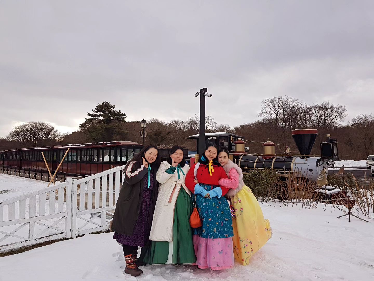 지난 마마즈 제주여행 

첫날 택시투어로 기사님이 찍어주신 단체사진!!

눈도 보고 에코랜드 & 휴애리까지

즐거웠던 시간♡

dmdu1212 
byengsuk_hanbok 
bellra_2 

#제주여행 #택시투어 #마마즈 #한복입고 #한복모임  #전통한복 #생활한복 #한복여행 #에코랜드 #휴애리 #눈풍경 #꽃놀이 #좋은시간 #행복 #고마워 #추억