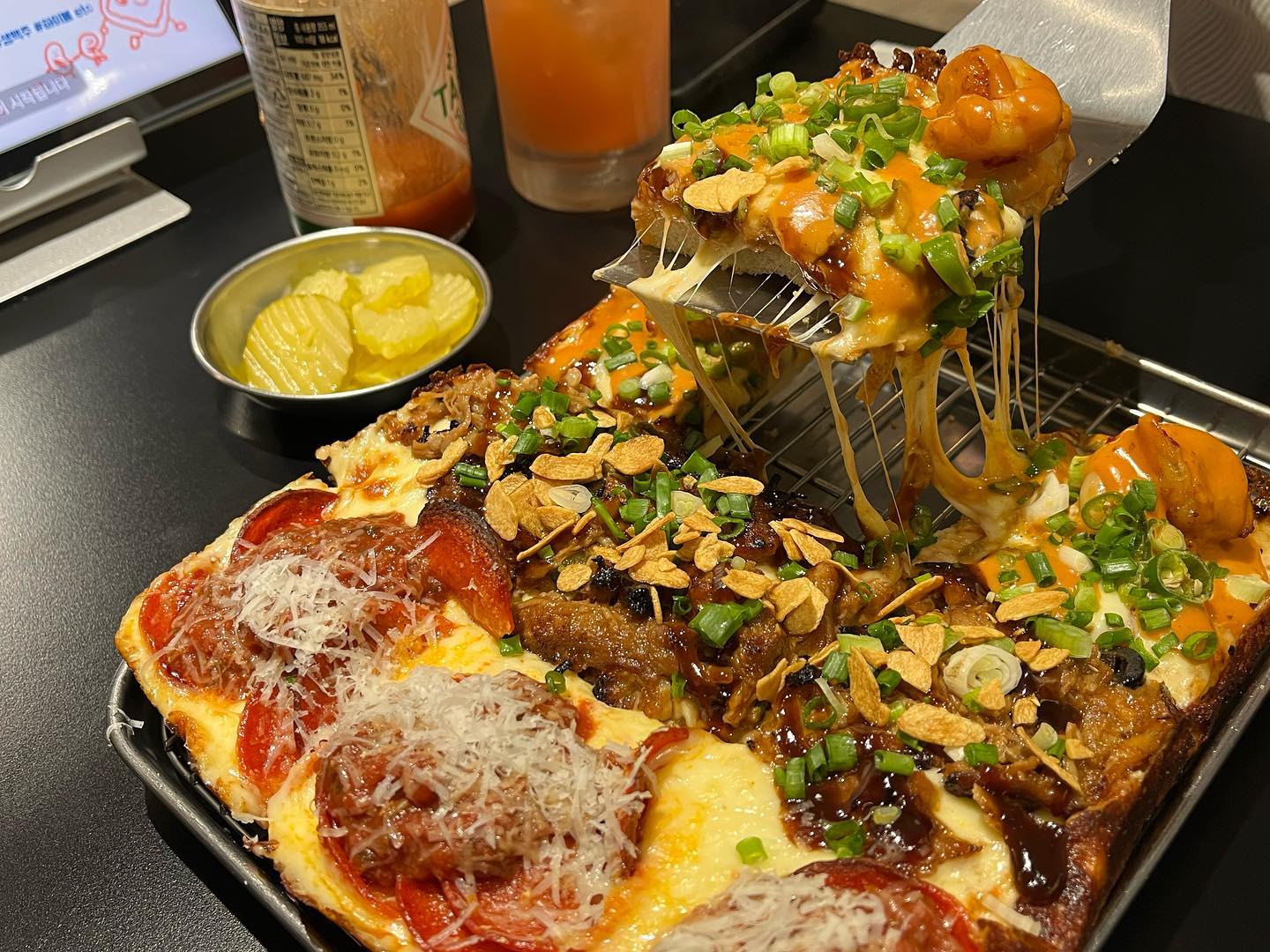 #협찬 #종로 #안국 #안국역 #안국역맛집 #안국역피자 #안국역피꿉

안국역 피맥하기 좋은 피잣집 피꿉
페퍼로니, 폴드포크, 새우 총 3가지를 한번에 맛볼 수 있는 디트로이트 피자가 유명한 곳이다
전체적으로 피자 빵 끝부분이 바삭바삭해서 식감이 환상적.

새우는 탱글탱글해서 가장 만족스러웠다
폴드포크는 고기가 듬뿍 올라갔고 단짠단짠의 정석
페퍼로니는 핫소스를 마구뿌려 짭짤하게 즐길 수 있다

📍안국 피꿉
📍서울 종로구 북촌로 20-3 1층
📍피꿉3.3(28,000원)/자몽에이드(4,900원)
📍0507-1444-7897