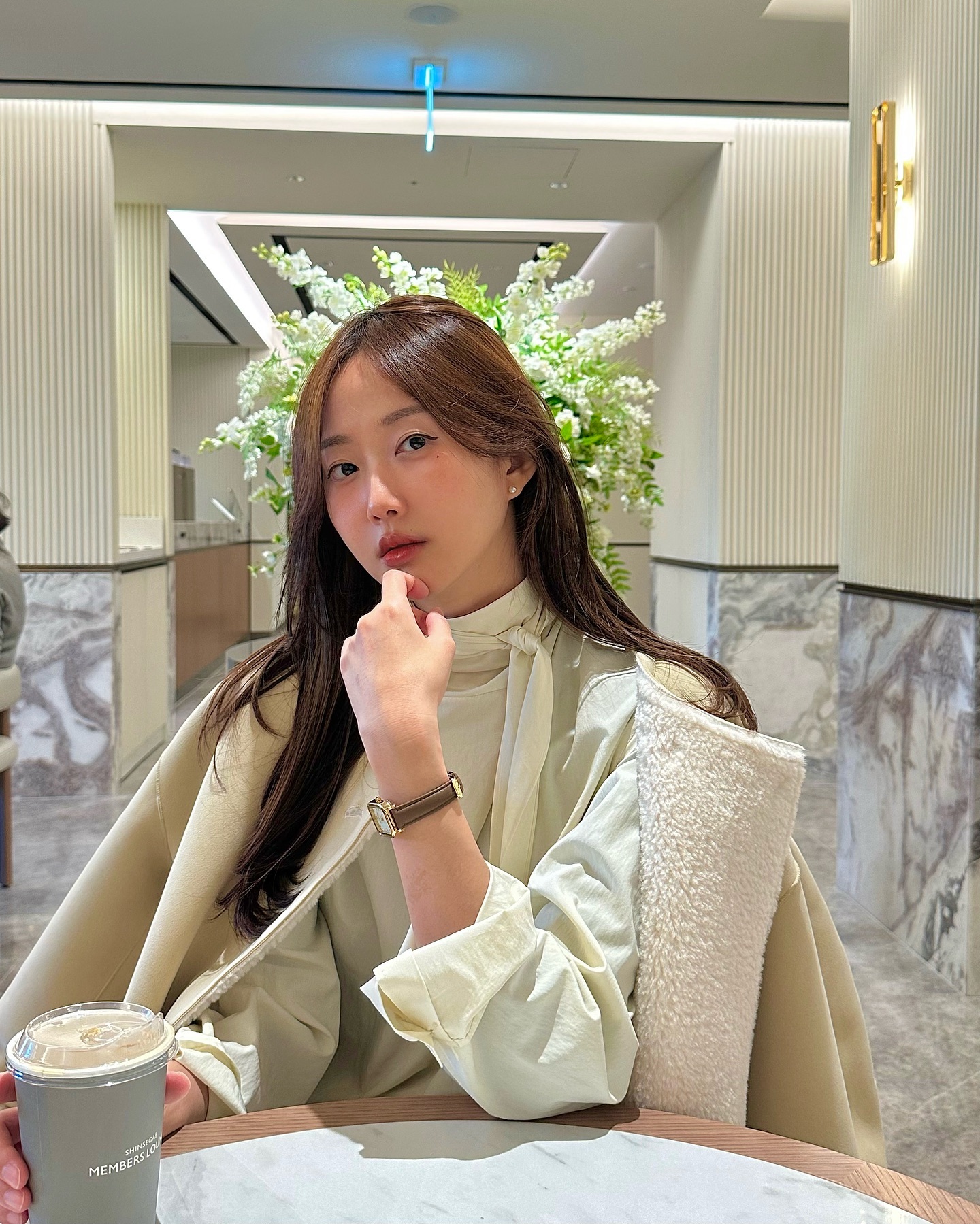 아가씨 상견례라고
오랜만에 조신하게 입어본 날☺️
연말에 좋은 소식 가득해서 넘 조쿠,,,💝
.
.
.

룩 정보❣️
Outer&Blouse - rrace_official 
Skirt - voiceofvoices 
Bag - rohseoul 
Shoes - attatt.official
Acc - rumtton
🕰️럼튼 자사몰 추가 가입시 추가할인혜택

#연말룩코디 #연말룩추천 #연말코디 #무스탕코디 #무스탕추천  #레이어드블라우스 #여자시계 #여성시계 #데일리룩 #룩북 #직장인룩 #ootd #여성시계브랜드 #럼튼