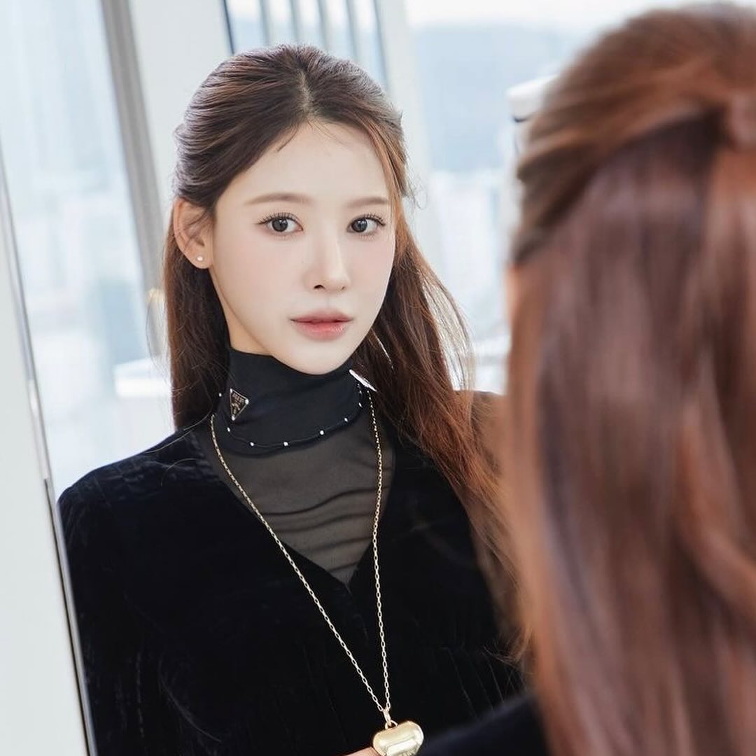 서양화같은 분위기 물씬 났던 프라다 때 메이크업🖤

ARTIST inayommi 
MAKEUP daindaini 
HAIR heenavory 
# kitts_hairmakeup

메이크업 예약은 프로필링크로🤍🤍🤍
#다인쌤메이크업 #다인쌤 #키츠다인
#키츠 #키츠헤어메이크업 #kitts