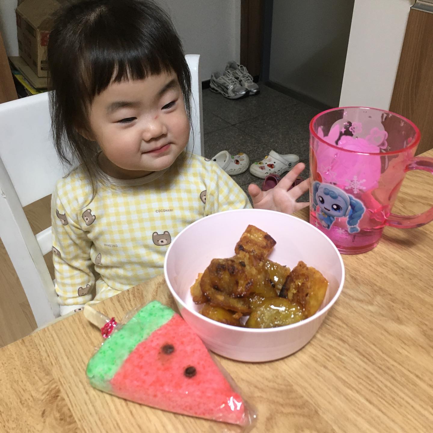 __고구마 맛탕🍠

어머니네 집에서 밤고구마 받아온걸로 고구마 맛탕 했는데,,
첨에는 이상한지 안먹을라하더니 오빠가 먹는거 보고 바로 자기도 아~~~하는 우리집똥돼지🤣

우리집 왕자님께서는 노느라 바쁘셔서 맛있으면 으음~ 해줘 했더니 후딱 해버리고 튀는 바람에 사진이 없는게 아쉽당😭

우리집 공주님은 넘어지면서 문지방에 코 박아서 코 까이고,,,, 뿌에에엥

맛탕 먹으면서 으음~! 무한반복하는 즁😻

고맙다 애들앙ㅎ,,헿

#고구마 #고구마맛탕 #맛탕 #맛탕만들기 #만들기 #요리 #나는 #요리사 #박씨네 #ㅋㅋㅋ #맛있어 #으음 #무한 #반복 #하는중 #남매맘 #똥돼지들 #사랑해
