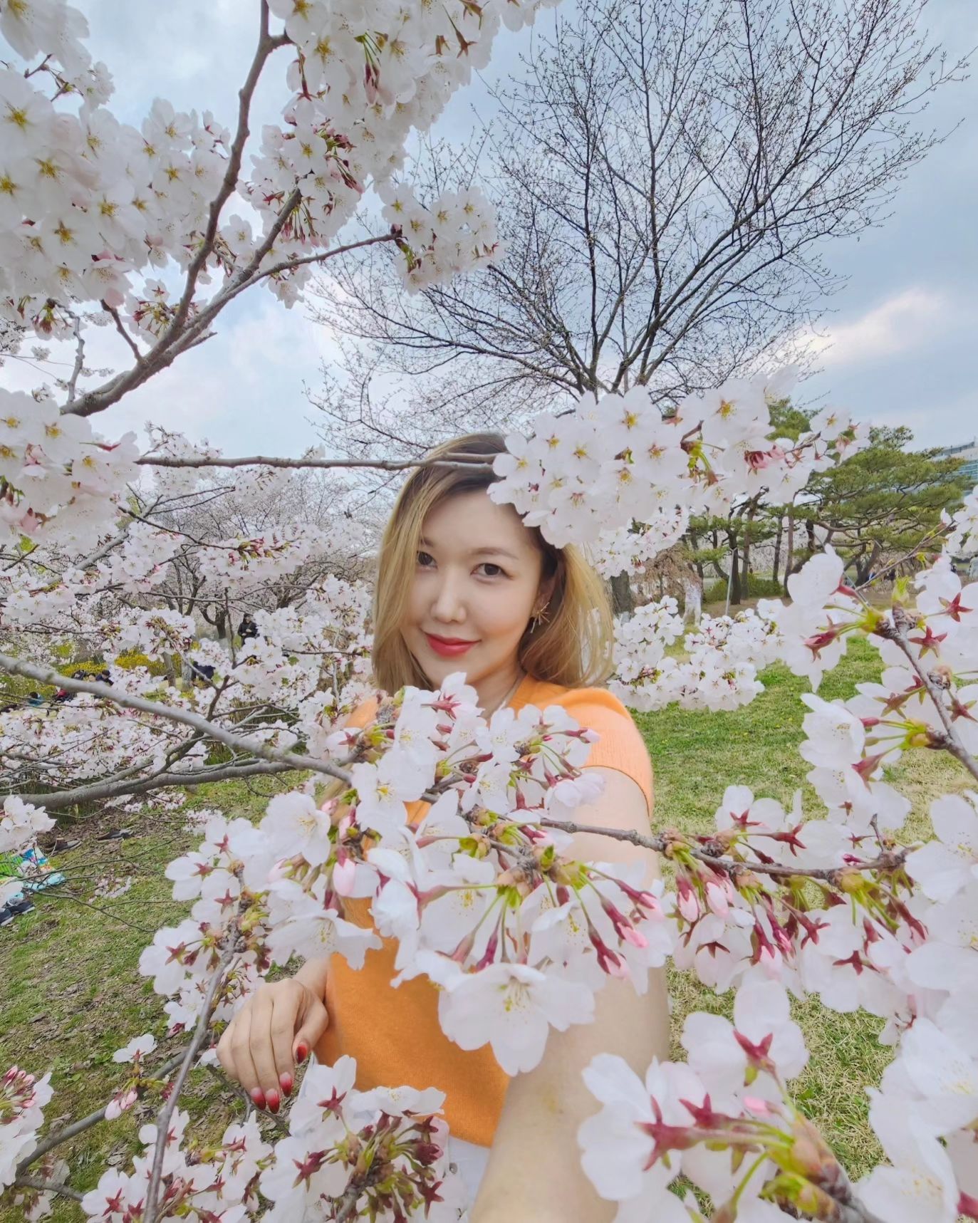 호수공원에도 벚꽃이 만개했어요🩷
벚꽃아래 누워 친구랑 도란도란 이야기하는데
어찌나 편안하고 즐겁던지🩷
모두의 일상이 편안하고 설렘 가득했으면..🩷

저는 요즘 고양이 그림을 계속 그리고 있어요.
새로운 스타일을 시도 중인데
아직 실력이 미흡하여.. 공개하기도 민망하구ㅠㅠ
진도가 잘 나가지 않네요ㅠ
좀 완성도가 올라가면 한번 공개 할께요🌸🧸

#봄날의데이지

ㅡㅡㅡ

➡️ 작품 아카이브 daisy_yui_art
.

#벚꽃엔딩 #호수공원 #벚꽃명소 #서울근교데이트 #벚꽃축제 #주말데이트 #벚꽃나들이 #꽃놀이 #벚꽃구경 #일산호수공원