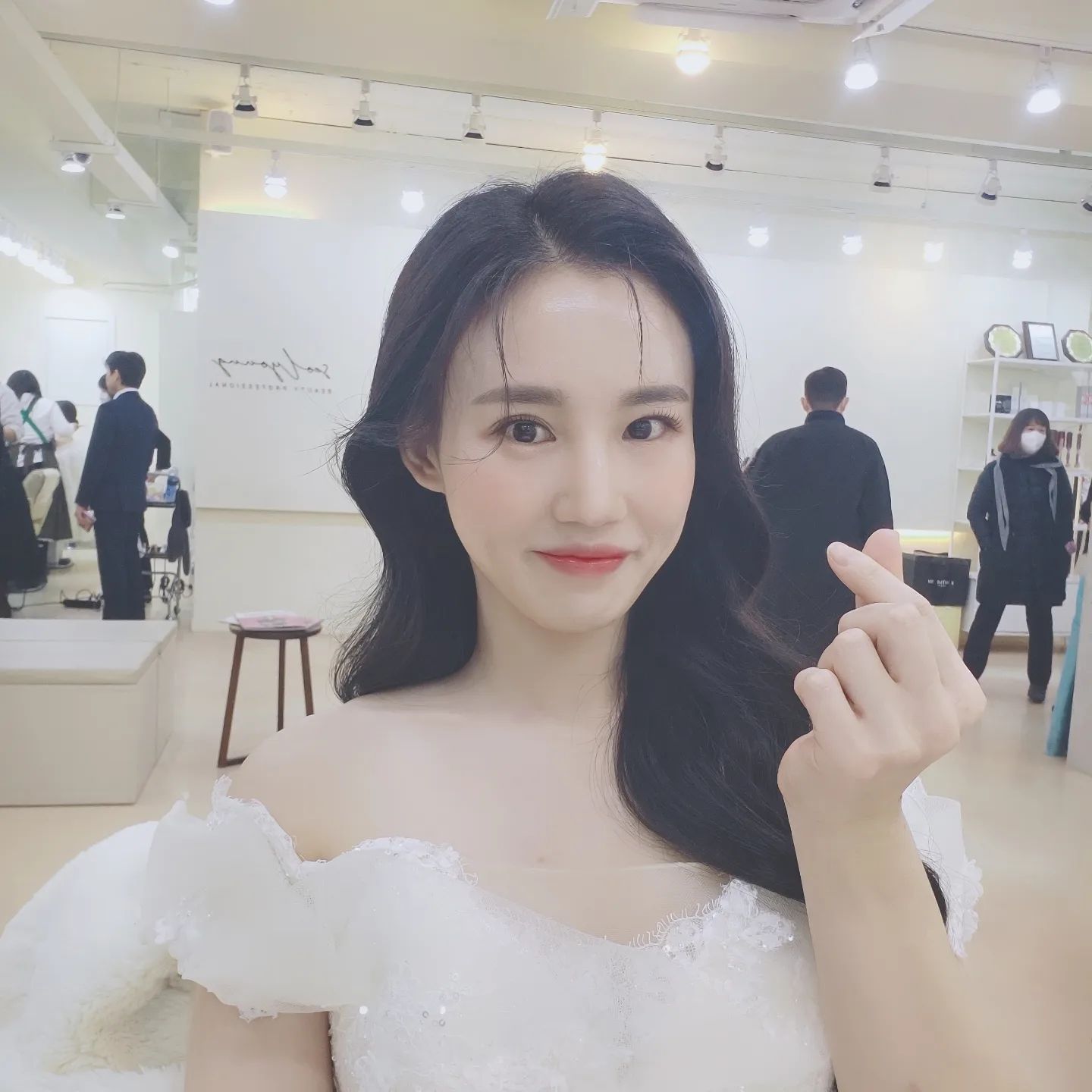 엄마찬스제대로였던 웨촬😆
설영 부원장님이 새사람만들어주셨는데
셀고라 제대로 못찍었당...😆✌️
엄마가 일하시는 드레스샵 대표님이
직접 설영으로 연락주셨다는 이야기까지🫢
레이앤코대표님 너무 감사하고 
엄마에게 너무 감사하고 든든했다 엄마 사랑해♡
엄마덕 톡톡히 보았당😆
