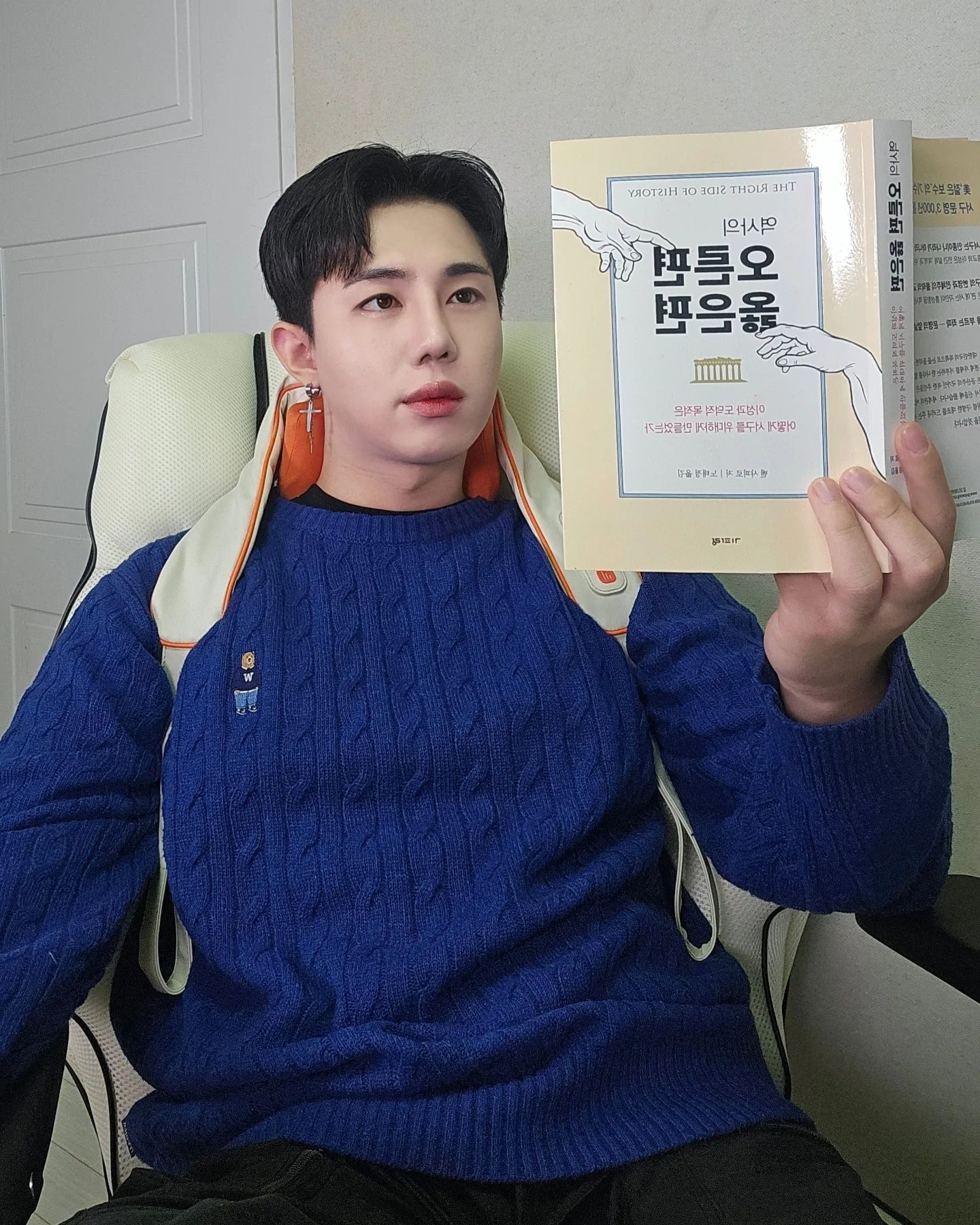 #협찬 #광고

아 오늘으으으은 소유님이 애용하는 핫한 무선 마사지기! 
이유즈 무선 어깨 마사지기로 3일 밤샘의 피로를 회복해보아따!

건강미의 대명사 소유 눈나가 모델데 이유즈 어깨마사지기랑 너무 어울려서 패션 아이템 같더라...

이상하게 승모근은 조금만 운동해서 바짝 커지도라...승모근 스팟 집중 공략해서 뭉치고 커진 승모근을 관리해보는고야!
 
DC모터 보다 수명이 길지만 익스펜시브한 고오급 모터! BLDC모터 탑재로 내구성을 높이고 더 강력하고 소음없는 마사지로 피곤 살살 녹는다!

마치 지압마사지마냥 사람이 손으로 직접 주무르는 것과 같은 6개의 4D마사지볼이 상하좌우, 앞뒤, 대각선을 입체적으로 시원하고 원하는 세기로 마사지를 받을 수 있어서 사람이 경락마사지를 해주는 기분이 든다구!

스트랩과 손잡이가 있어서 원하는 강도와 세기로 미끄러짐 없이 사용가능! 스트랩이 진짜 띵인게 착용하고 여기 저기 돌아댕겨도 안떨어진다구!

게다가 무선이라서 여기저기 활동성 끝장난다...! 선이 없으니까 허리, 종아리, 팔 등등 어깨뿐만 아니라 다른 곳도 가능!

나처럼 피로가 가득한 사람에게 필요하다구!
.
.
.
.
#소유 #소유마사지기 #이유즈 #이유즈마사지기 #마사지기 #목마사지기 #어깨마사지기 #목어깨마사지기 #승모근마사지 #승모근 #승모근마사지기 #목안마기 #어깨안마기 #승모근안마기 #무선마사지기 #무선안마기 #등마사지 #종아리마사지기 #발마사지기 #설날선물 #명절선물 #부모님선물 #설선물 #온열마사지기 #온열찜질기 #마사지기추천 #안마기추천