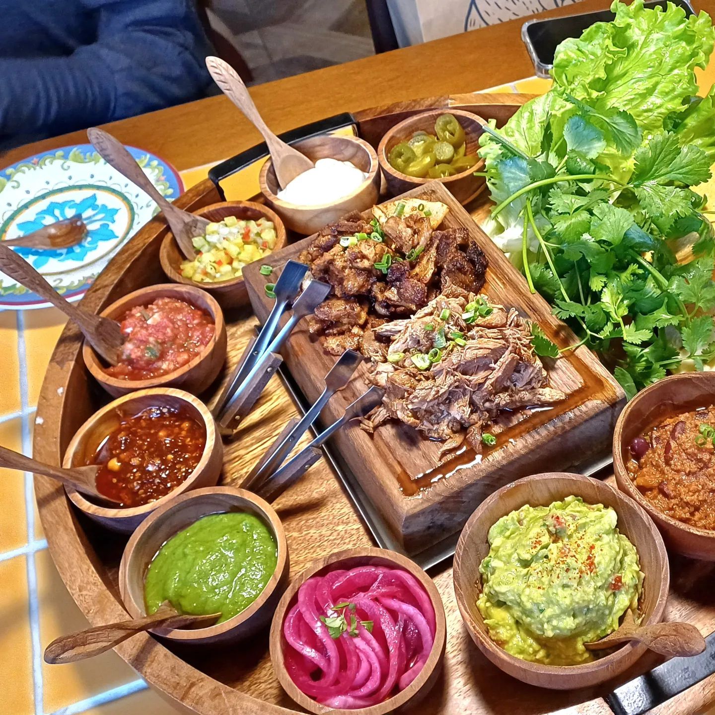#잘먹고잘사는라임씨 #블로그협찬

🌮 # 압구정로데오분위기맛집 #타코로쌈바 밝고 환한 노란색이 경쾌하다. 깨알같은 선인장 모자도 귀여워. 포장해서 홈파티나 피크닉에 가져가도 좋을 푸짐함이었다. 

🌮 멕시코 타코에 우리나라 쌈을 접목했다. 상추를 곁들인 타코는 푸짐했다.

🌮 중국 식당처럼 그릇이 돌아가 원하는 소스를 취향껏 담을 수 있다. 또띠야, 타코 하드쉘 모두 맛있었어🤤 
살사소스도 매장에서 직접 다 만든다고. 

🌮  데낄라, 멕시코 탄산음료 하리토스, 내추럴 와인도 함께 곁들일 수 있어.

🌮타코로 쌈 코스 1인 5만 5천원 :  웰컴 세비체 / 오늘의 애피타이저 / 멕시칸 쌈 플래터 / 디저트

🌮타코로 쌈 세트 1인 3만 5천원 : 웰컴 세비체 / 멕시칸 쌈 플래터 

🌮 치폴레 돼지고기 / 양고기 /  곱창 / 스페셜 해산물 / 닭다리 / 소고기 중에서 1인당 1종류의 고기를 고른다. 

📍타코로 쌈바
주소 | 서울 강남구 도산대로50길 27 지상2층
운영시간 | 화~일 12:00~22:00 브레이크타임 15:00~17:30 월, 화 휴무
주차 | 발렛 이용 가능

#냠냠박사 #쩝쩝박사 #먹팔해요 #먹팔  #먹팔맞팔 #먹팔환영