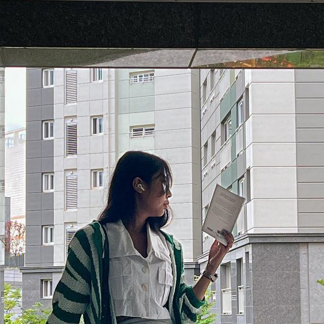 Mercedes 송예슬 on Instagram: "차분하게 보내는 날들이 많아져 마음에 여유가 더욱 많아진듯 책을 일주일에 한권을 읽으려고 하고, 하늘을 자주 올려다 보고, 듣고싶은 음악을 자주