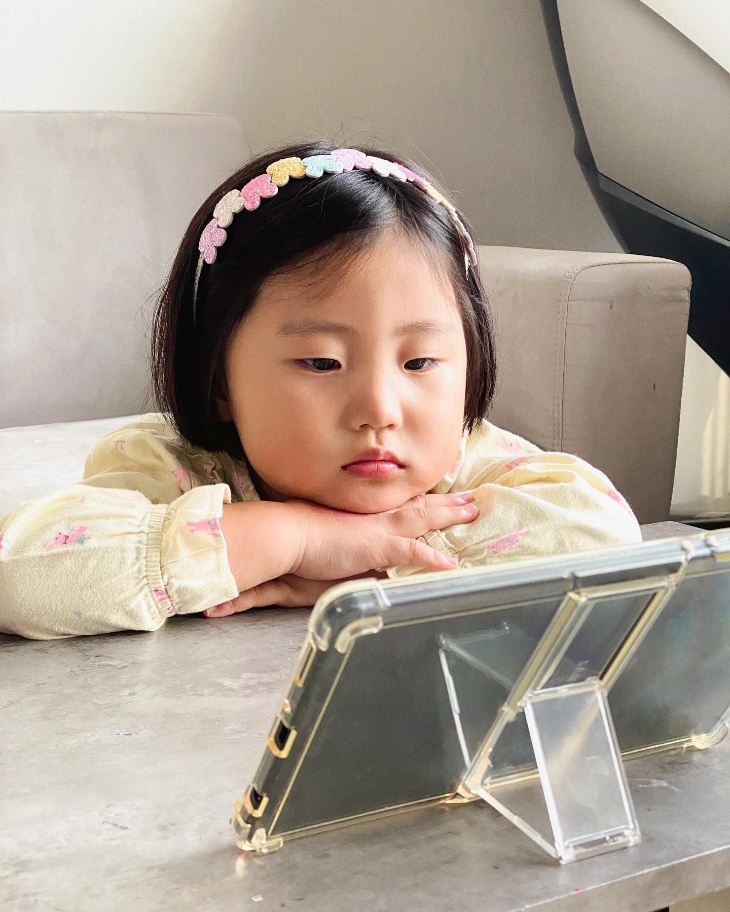 #협찬 #모야몽유튜브 유튜브보는데 심각..? 👀
주말에만 티비든 미디어든 볼 수 있는 우리집, 
되도록이면 유튜브는 안보여주고 있는데요

하지만 이렇게 유익하고 책과 연계활동을 할 수 있는 유튜브라면 대찬성입니다! 유튜브 모야몽TV를 구독하고 동요세상, 잉글리쉬월드, 나들이한글, 역사탐방, 동화세상 풍부한 콘텐츠를 즐길 수 있으니 아이도 엄마도 만족스럽더라구요 🤍

미디어노출을 해야한다면 모야몽tv로 유익하게 하자구요🙌🏻

-
#모야몽 #모야몽tv #모야몽유튜브 #유튜브채널추천
#빅키즈시리즈 #리틀천재 #유아유튜브 #5살유튜브 #빅키즈맘16기