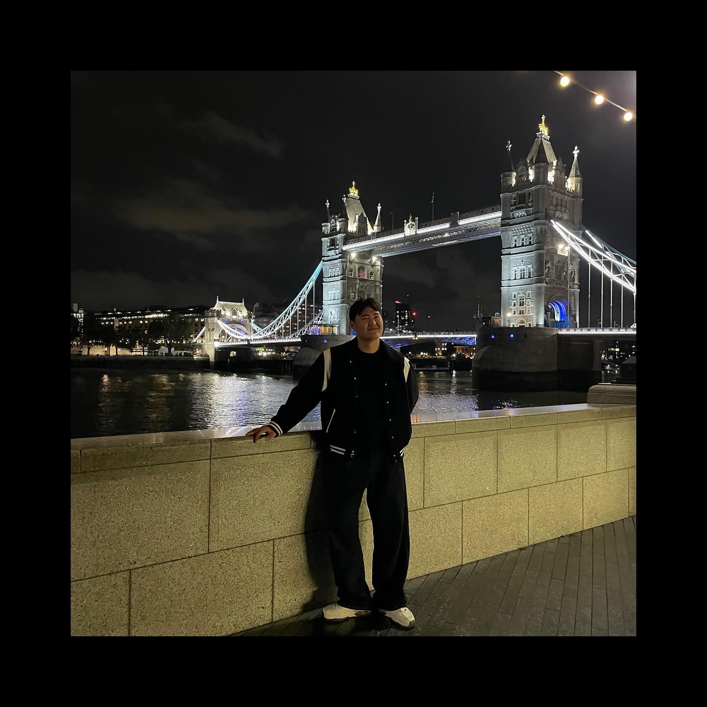 #일상

저의 해외여행일지 그 대망의 첫번째 장
🇬🇧런던에서의 1일차 시작하겠습니다!!

제 숙소는 한인민박이였어요!!
아무 계획없이 아침에 커피한잔☕️ 하고있는데
매니저님께서 오늘 근위병💂 교대식이 있다고
알려주셔서 부랴부랴 준비하고 
얼른 출발했답니다

영국을 대표하는 많은 랜드마크도 있지만
저는 이 근위병💂‍♂️ 교대식만큼 영국을
잘 표현한 것도 없다는 생각이 강했어요

영국 왕실을 지키는 근위병들의 모습에
가슴이 웅장해 졌답니다🫡

시간이 좀 지나서 식사도 해야겠다 싶어
저랑 스케줄이 같았던 동행과 점심도 같이먹고

저녁에는 런던에서 웨이팅 필수인
파델라(padella)에도 다녀왔답니다!!
파스타 맛집인데 런던에 가실일이 있다면
꼭 드시고 오시는걸 추천해드려요!!

마지막으로 타워브릿지🌉야경을 보며 하루를 마무리했어요!!

런던의 야경 No.1은 타워브릿지 아닌가 생각해요😤
(개인적인 의견이에요😂😂) 

#런던여행🇬🇧 #런던여행중 #런던여행코스 #런던한인민박추천 #런던맛집추천 #근위병 #근위병교대식 #근위병교대식💂 #타워브리지 #타워브릿지야경 #타워브릿지🇬🇧 #해외여행그램 #해외여행룩