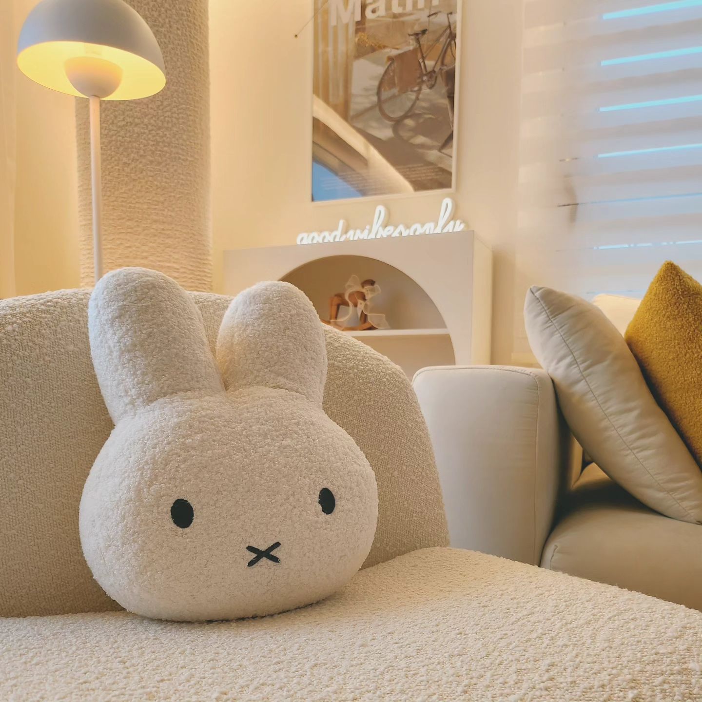 📢9.600원에 링크열렸습니다
제프로필 타고 언능구입하세요 자정마감합니다🐰
제가 댓들단분은 링크드렸어요

🐰🧸급 준비한 공동구매 🧸🐰 

소품 찾다가  제가 눈품팔아 구매한 소품 미피인형을 많이 예뻐해주셔서 업체랑 이야기해서 공동구매로 진행을 해요
저마진 없구요! 진짜 소품공유는 흔치않은거 아시죠?

100개넘게 주문들어와서 가격은 9.600원으로 제가 최대한 낮춰서  업체에서 포장해서 나갈꺼라 배송비는 3.000원이구요 
업체에서도 마진없이 정말 홍보차 드리는 가격입니다

가격말도안되고 검수후에 보내주시니 믿을수있죠🐰

사이즈는 40센치짜리고 부클레 소재인데 너무 귀엽고 보드라워요

미피랑 테디 두가지이구요^^
테디도 샀는데 아직 배송중이라 사진을 못담았어요 
퀄리티걱정은 안하셔도되요🐰

다만 배송은 수입후 검수포장을 거치므로 2주 안에 받아보세요🐰

급한분은 패스부탁드릴께요!
여유있게 기다려주실분만 구매부탁드려요 

문의는 디엠주세요🧸🐰

다음공구는 부클레 스툴, 미피대형무드등입니다
스토리참고해주세요🤍

싸지않은 공구같지않은 가격은 안들고오는거 아시죵🫶

#공동구매 #미피쿠션 #미피인형 #인테리어소품 #인테리어 #인형 #피규어 #쿠션 #인테리어잇템 #부클레 #부클레인형 #크리스마스선물 #아이선물 #침대소품