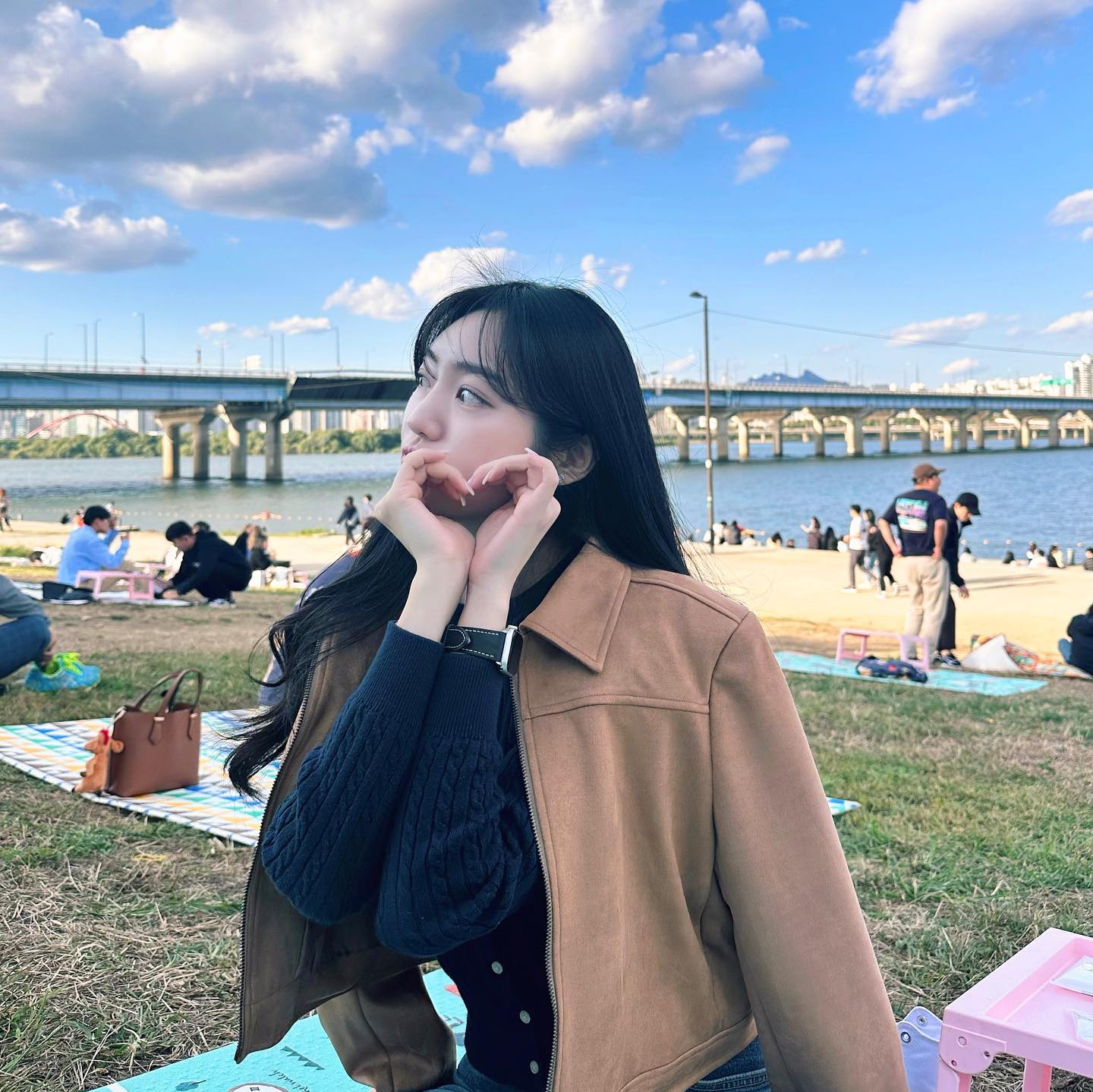 🍂🍃
사랑하는 가을 뒤에 숨겨둔 여름 한 조각