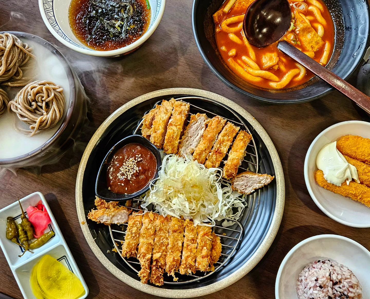 #협찬 의왕 삼동소바

👉 직접 만든 육수와 자가제면의 쫄깃한
  면발을 맛볼 수 있는 삼동소바 

드라이아이스로 시원한 냉기 뿜뿜 🧊
보는 재미와 맛 둘 다 잡은 메밀소바
돈까스랑 사이드 메뉴 떡볶이도 꿀맛!

✔️ 분위기 좋은 2층 단독 건물

✔️ 매장 앞, 부곡체육공원, 부곡
  주민센터쪽에 주차가능 

📍 경기 의왕시 덕영대로 178

🕓 매일 11:00-20:30

💰 삼동냉소바 10.0 / 떡볶이 5.5
  돈까스 13.0 / 대게튀김 4.5
 
#삼동소바 #삼동소바의왕점 #의왕삼동소바 #의왕맛집 #의왕시맛집 #의왕가볼만한곳 #의왕소바 #의왕돈까스 #의왕떡볶이 #의왕데이트 #의왕맛집추천 #의왕가족모임 #의왕점심