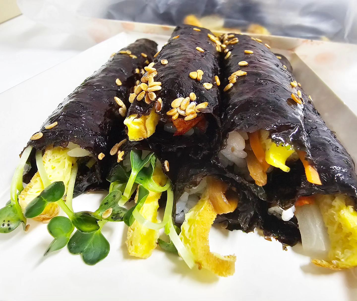 💜

마실갔다가 꼬마김밥집 발견!!
#맛있는건알려야해 💕
오픈한지 얼마 되지 않았다는데 
포장하는동안 손님이 계속온다 이집...
길병원 근처라 기억하기두 좋규~
병원은 안왔음 하지만 여기는 또 오고싶규~
기본김밥에 우래기덜 좋아하는 치즈,참치김이랑 
내취향인 날치알김밥 포장해서 뇸뇸~
모든재료 국내산이라니👍👍👍
어 근데 여기 날치알김밥이 와사비마요소스인데
ㅗㅜㅑ  완젼 내스타일ㅋㅋㅋㅋㅋㅋㅋ!!!!!😍
또 사먹으러 가야겠다💜
일부러라도 갈일을 만들어야겠엌ㅋㅋㅋㅋㅋㅋㅋㅋ
아!! 삼전서비스센터가면서 가도되겠넹😁😁😁

#일상 #맛집 #구월동꼬마김밥 #구월동분식 #구월동맛집 #길병원맛집 #인천길병원맛집 #진부엉이꼬마김밥 #부엉이꼬마김밥 #진부엉이꼬마김밥인천길병원점