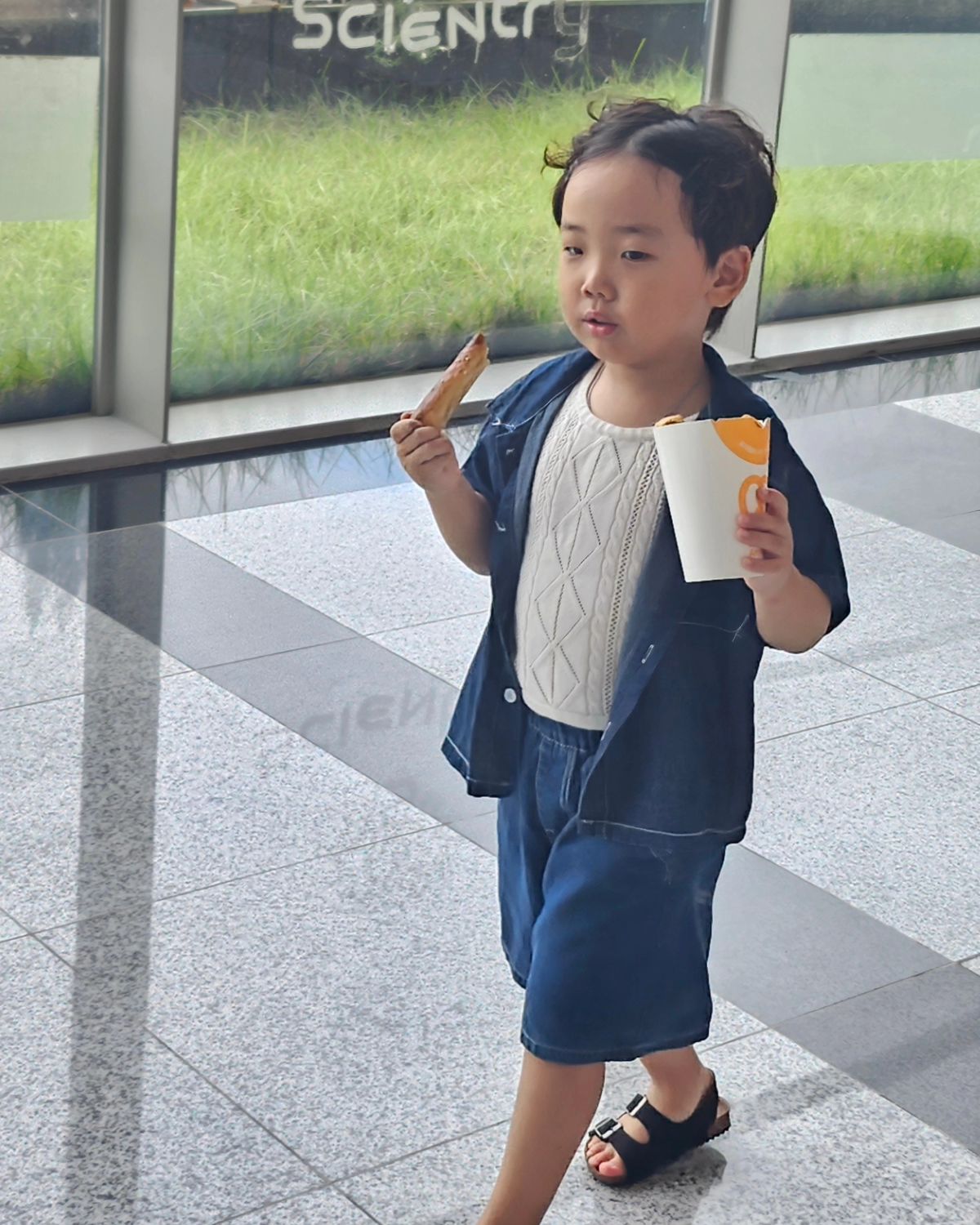 앞머리 불편해해서 급하게 
삔 꼽아줬는데 너무 귀엽네 이마💙💙