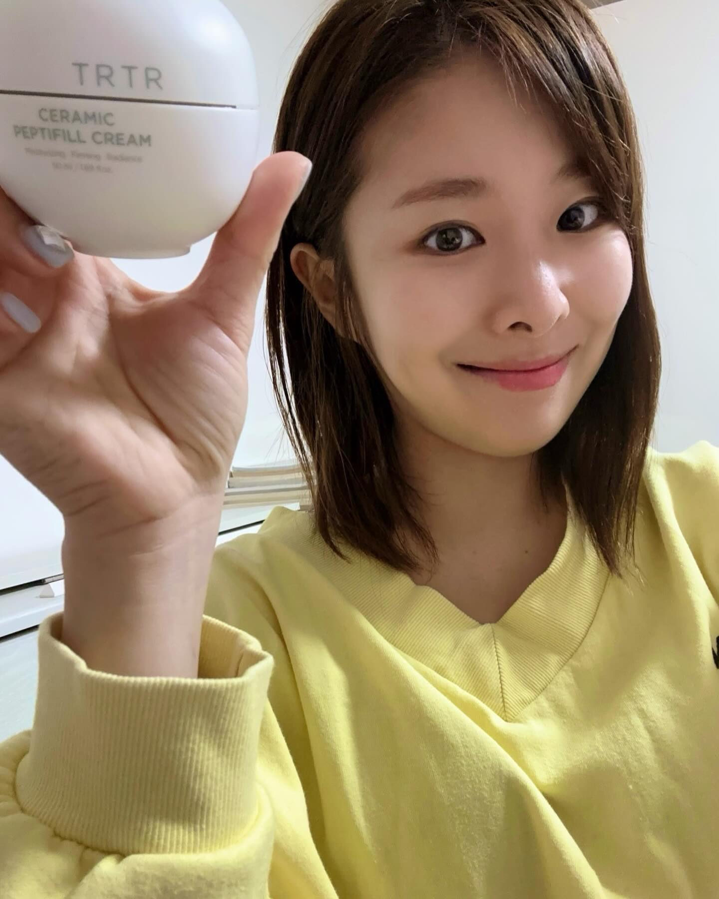 #광고 힘없이 축 쳐진 피부에 쫀쫀하게 밀착! 피부 노화 리턴 지수 개선 효과도 있다네요>_<
#도자기펩티필크림 #티르티르 #티알티알 #슈퍼펩타이드크림 #펩타이드장인크림 #데일리에이 징크림 #도자기피부 #도자기빛크림 #데일리에이징 #별자리라이트닝 #피부시간리턴크림 tirtir_official