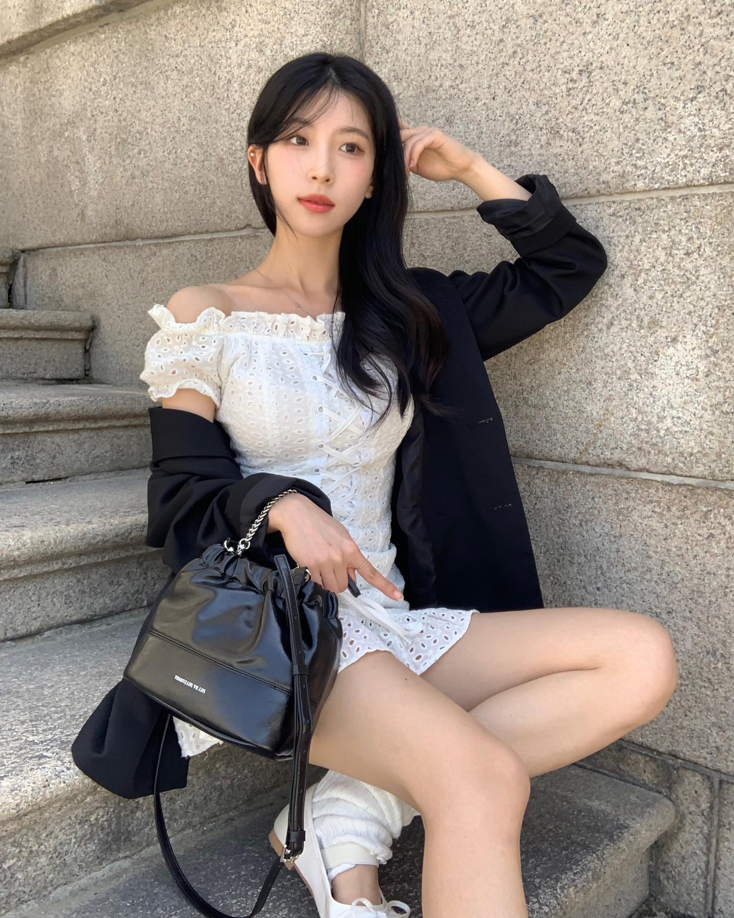 #협찬 jillbyjillstuart_kr 
데일리하게 다 어울려서 어쩌다 보니 최애 봄 가방이 되어버린..🤍
셔링이 잡혀있어 쉐입이 귀엽고 체인이 포인트가 되어주며 
토트로 크로스백으로도 착용 가능하답니다
뉴 ~.~ 데일리 백 찾으시는 분들께 추천 드려요오
⠀
⠀
#질바이질스튜어트 #JILLBYJILLSTUART #질러크루 #질러크루5기 #24SS #데니쉬셔링버킷백 #버킷백 #크로스백 #가방추천