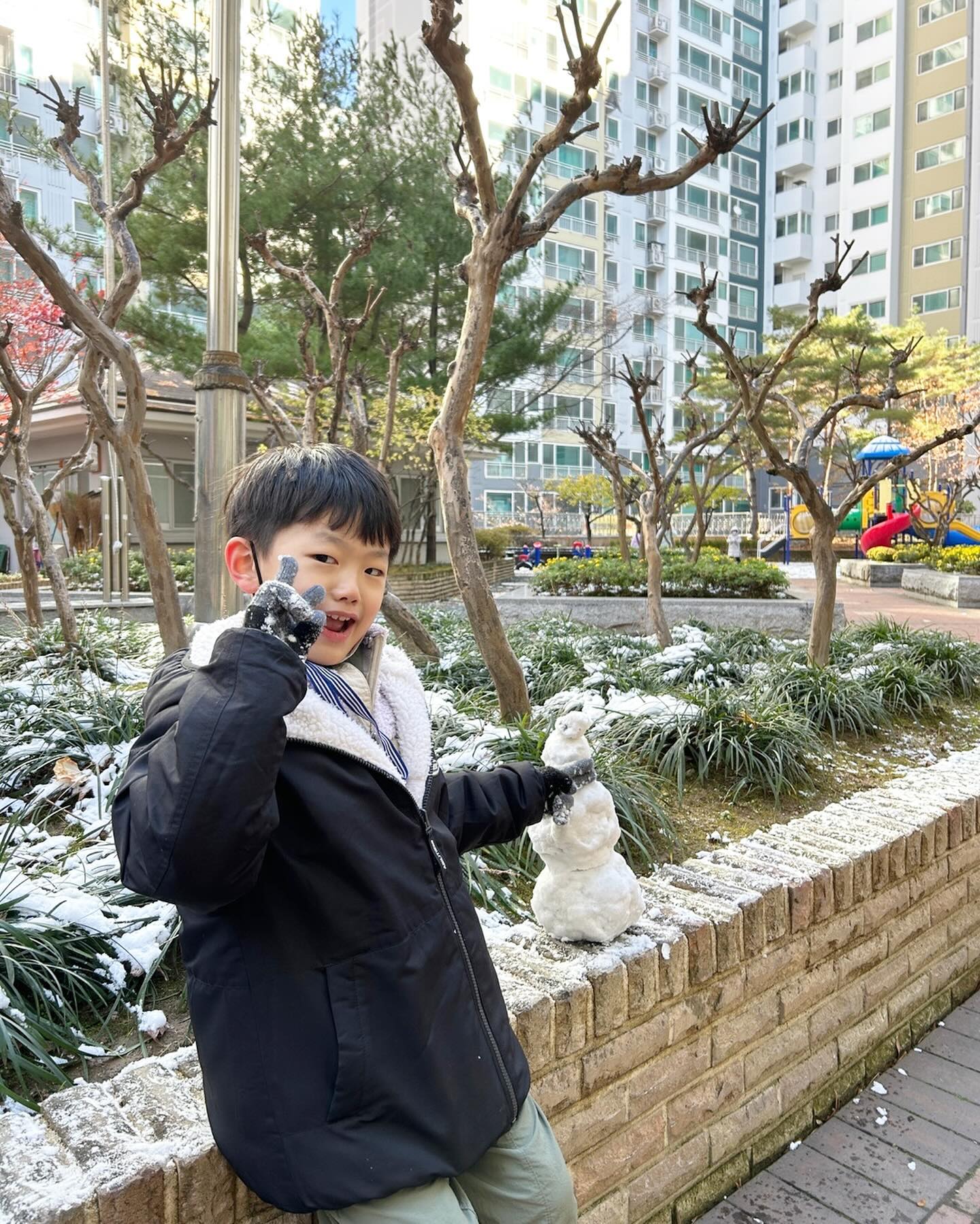 올해 첫 눈❄️
새벽동안 눈오길래 애들 깨울까하다가 
안깨웠는데 
아침에 눈좀 쌓였넹 ㅎㅎㅎ

대구에서는 보기 힘든 광경
아빠랑 꼬마 눈사람 만들고⛄️

도율인 춥다고 
집에 들어와있어서 사진없고
오늘 독감접종 맞는 주사만 ㅋㅋㅋㅋㅋㅋㅋ