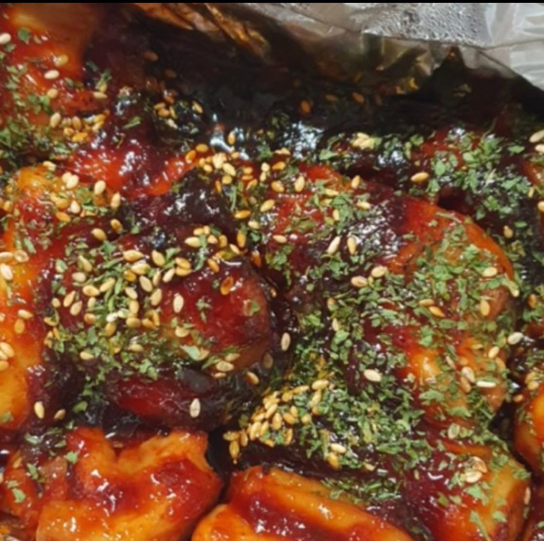 출출한 날엔, 냠냠 숯불 2마리 치킨 🍗
안 좋아할 수 없는 이조합, “숯불 양념 치킨X숯불 소금 치킨”

🔥 매콤 숯불 치킨 🔥
순한맛 | 보통맛 | 매운맛 | 아주매운맛
✨ 4가지 중에서 신라면 맵기인 보통맛 선택 🍜

맛있게 매운거 좋아하시면 짱 좋아할 맛💕

매콤하니 달달한 양념과
치킨에 배인 숯불향이 시원한 주류를 부르는 맛 👏👏👏
떡도 많이 들어있어서 떡순이는 감동 🤍

순살로 시켜서 살을 조금 찢어
🍚 밥과 같이 비벼 먹으니 밥도둑이 따로 없더라구요 쫀맛 🤍

오늘 치킨으로 혼나고 싶으신분들은
싹싹 비벼 드세요 🥄🥄🥄

🧂 숯불 소금 치킨 🧂

치킨 칼집 사이로 짭조름한 소금 양념이
사르르 녹아, 별도의 간 없이 먹기 딱 좋더라구요 ✨✨✨

한입 베어 무는데 육즙이 팡팡 🍗
🎉🎉🎉 입안가득 행복 그 자체 🎉🎉🎉

담백해서 좋았고
무엇보다 남녀노소 불문하고 다 좋아할 맛이였어요 ➿

.
.
.

🐓 두마리 세트 (숯불 양념+숯불 소금)
 28,900원

👉 숯불 소금 + 후라이드가 기본 옵션인데
  1,000원 추가해서 숯불 양념으로 변경했답니다

다양한 맛으로도 변경 가능하니, 취향에 맞춰 즐겨요 🔥
.
.
.

👉 @@ 오늘 저녁에 냠냠숯불두마리치킨 ㄱㄱ?

#냠냠숯불두마리치킨 #숯불양념치킨 #후라이드치킨
#숯불치킨 #치킨추천 #배달치킨 #양념치킨 #냠냠치킨
#간장치킨 #먹스타그램 #맛집추천 #치밥 #숯불양념치킨 #숯불소금치킨