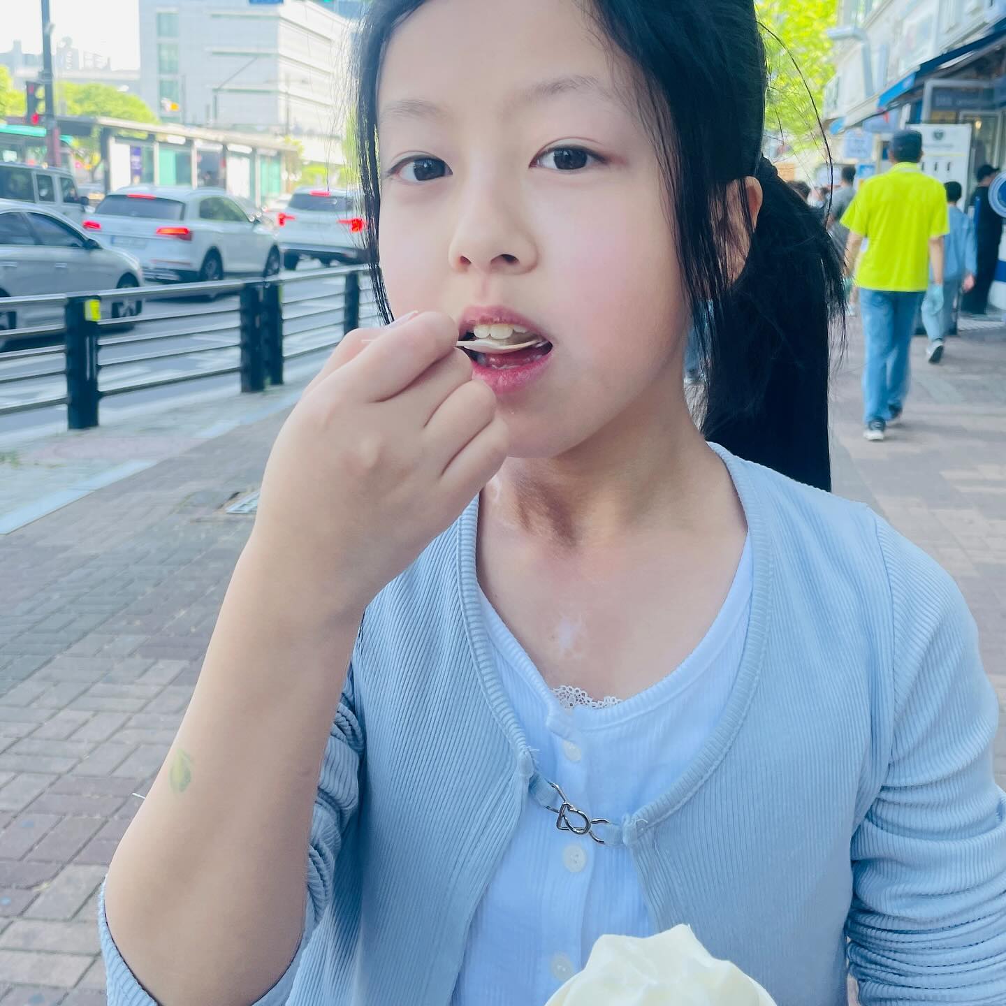 호수공원나들이
오늘 진짜 너무 덥다. . 
소떡소떡이랑 슬러시를 먹고 공연도 보고
강아지카페가서 마카롱이랑 복숭아이스티 마시면서
강아지들이랑 놀기~7개월 아기강아지 이름이 심바란다.
너무 귀여웡~뚜민이가 심바를 입양해서 푸딩친구 만들어주고싶단다.

#왈왈카페 #강아지카페 #주말 #일상 #딸과엄마 #일산왈왈카페