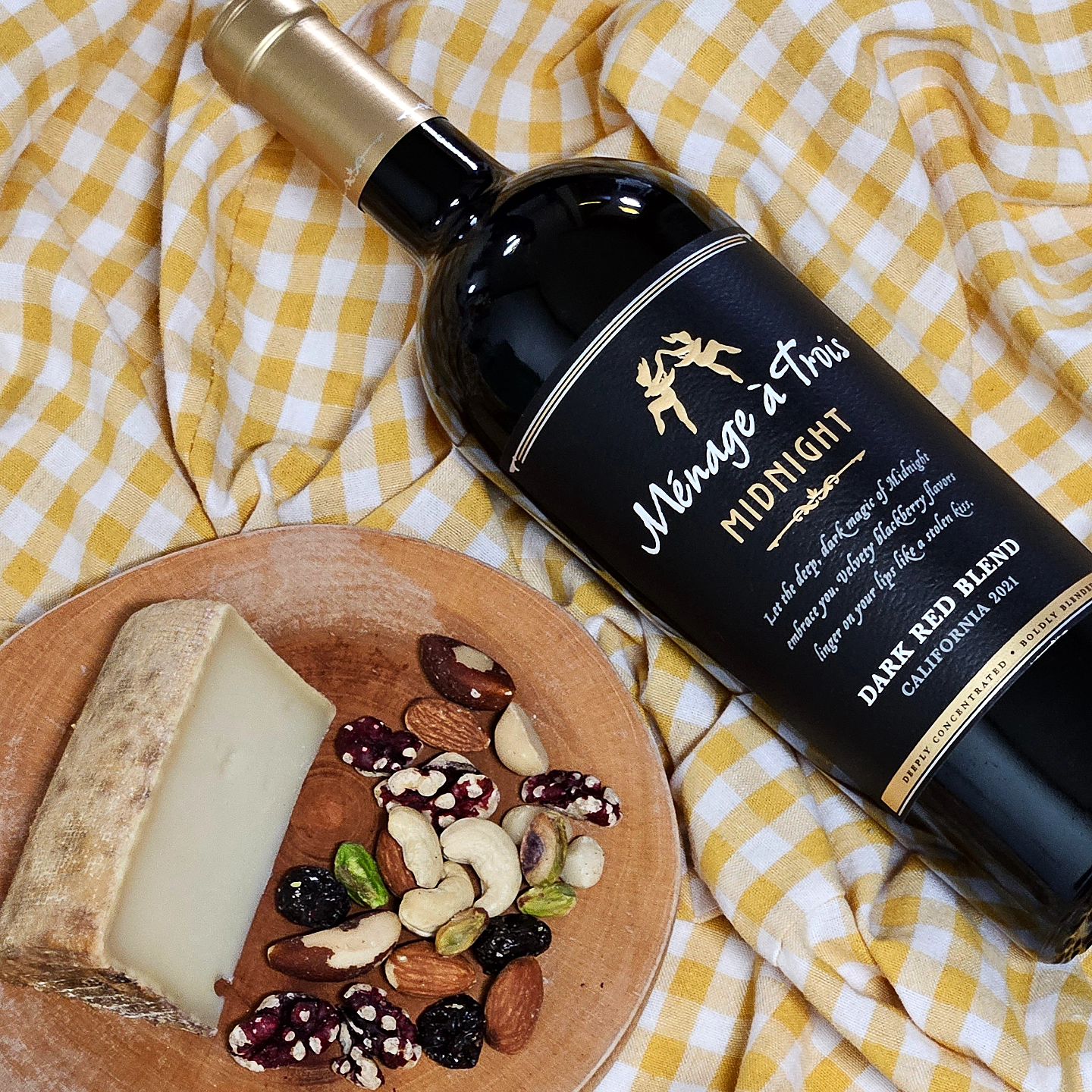 #협찬 🍷레드 블렌드 와인 카테고리의 창시자, "메나쥬 아 트로와 미드나잇 레드 와인"🍷 소개해요~

캘리포니아 레드 블렌딩 카테고리를 평정한 레드 와인!!

메를로, 쁘띠 쉬라, 카베르네 소비뇽, 쁘띠 베르도 4개 품종이 블렌딩되었어요.
벨벳 같은 텍스쳐와 블랙 베리, 초콜렛 등의 복합미가 뛰어난 레드 와인이에요~
미국 가성비 와인으로 로고는 로르샤흐 잉크테스트에서 착안하였고 역동적인 댄서의 모습을 통해 스릴 넘치는 맛의 경험을 표현되었다고 해요~

블렌딩 와인 중에 블랙 베리를 느낄 수 있는 와인이 제 취향인데요.
"메나쥬 아 트로와 미드나잇 레드"는 제가 딱 좋아하는 스타일의 와인이었고 너무 감동적인 맛이었어요~
와인 병을 비울때까지 복합적이면서 강렬한 맛을 느낄 수 있었어요.
저는 피크닉 분위기로 프랑스 치즈와 견과류로 가볍게 즐겼답니다~
가볍게 즐겨도 좋고 음식과 함께 페어링 해도 편하게 즐기기 좋을 것 같아요~
묵직함과 드라이한 와인을 좋아하시는 분들께 더 추천드리고 싶어요~!!

"메나쥬 아 트로와 미드나잇 레드"는 전국 대형마트에서 구매할 수 있답니다~!!

#메나쥬아트로와 #미국와인추천 #가성비와인 #미국가성비와인 #레드와인추천 #금양와인 #제품명