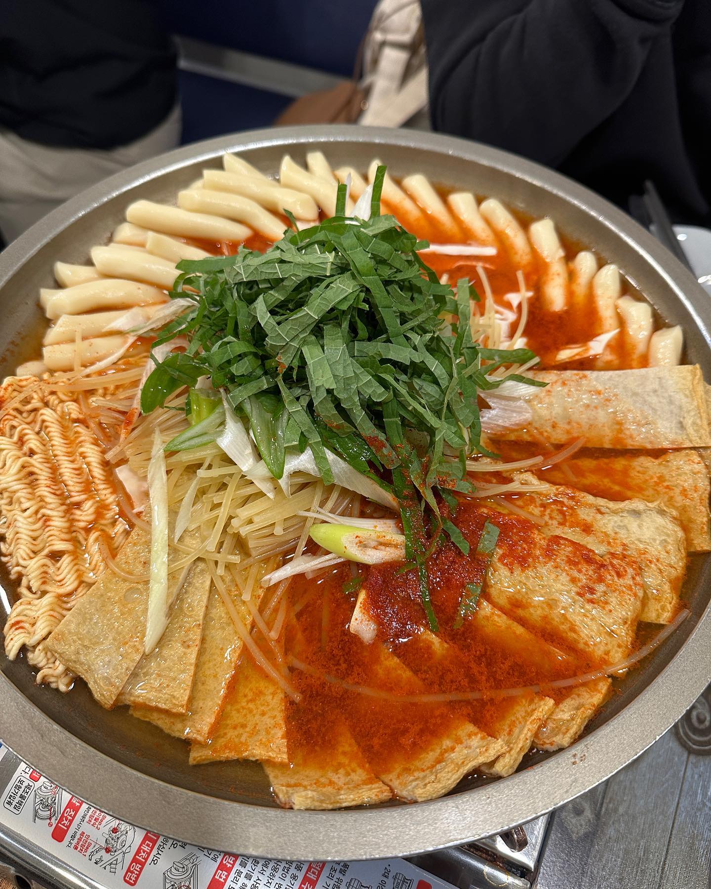 연휴에 이것 저것 준비하느라 받은 스트레스를 해소하기 위해 오랜만에 찾은 대학로~
공연 한편 보고 즉떡으로 마무리..
사장님이 참 친절하셔서 기분 좋은곳~
여윽시 사람은 밖으로 돌아다녀야 충전 되는 듯..🤣🤣

#대학로 #봉쥬떡볶이 #즉석떡볶이 #마무리는볶음밥 #k디저트 #맛스타그램 #맛집스타그램