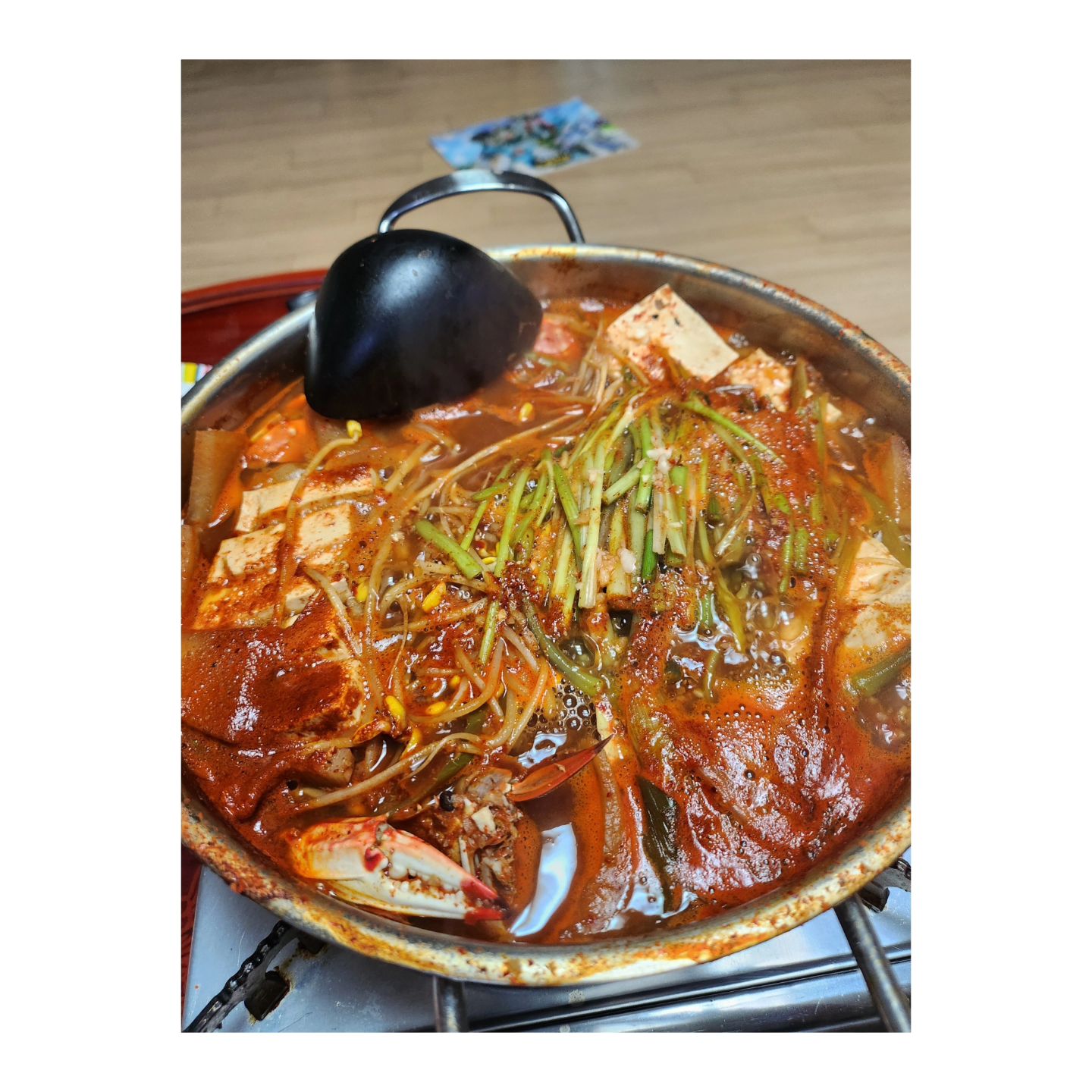 #비요일...
어제 동생이준 #냉동꽃게 
딸램이 #꽃게탕이 드시고 싶단다;;;
날씨에 맞는 탁월한 선택 ㅋㅋㅋㅋ
재료도 있겠다 뭐~ 반박이 전혀 필요없음
둘이 나가서 세시간 싸돌아 댕기다가 늦으막히 들어와
반은 탕, 반은 #양념게장 만들어서 #소주한잔에 딱 좋음 ㅋㅋㅋ
어제부터 #얼갈이김치#오이소박이 오늘은 #무생채#깍두기
다 해놓고 보니 뿌듯 ㅋㅋㅋ #맛있어져라~~~
근데 급#나박김치가 땡기네...
나박김치는 울외할머니표가 짱이었는데...그맛이 그립군...
낼만들까? ㅋㅋㅋㅋ
#딸스타그램#중딩딸#아들은어딨니?#집이썰렁#성인아들
#이젠집에없음#맨날집밥타령#급피곤#중드나보자ㅋㅋㅋ