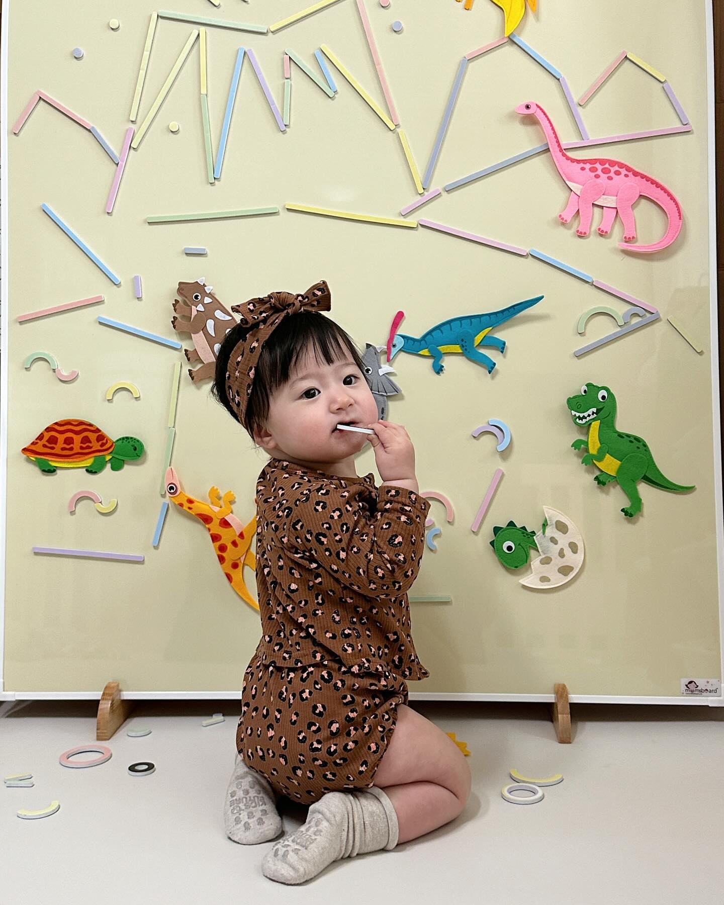 #일상#내돈내산
요즘 저의 일상을 공유해드릴게요 !
맘스보드 제품들을 사서 너무 만족하는 서원맘이에요 🥹

서원이를 재우고 거실로 나와서 맘스보드에 앉아서
가베와 펠트자석으로 작품을 만들고 자요 🤍
아침에 서원이가 좋아하는 모습을 보려고 이렇게 한답니다 !

맘스보드로 어린이집 등원하기전 신나게 놀아요 
오늘은 공룡친구들도 보고 화산탐험 놀이도 해보았어요
 창의력 쑥쑥 ! 🦖🦕소근육발달 !

+가면갈수록 저의 실력도 늘어요 :)
서원이가 조금 더크면 같이 앉아서 더 다양한 작품을 만들꺼에요 !
momsboard.co.kr 

오늘의 착장  mrs.ui_dong 
호피디자인이 이렇게 고급지고 귀엽다니..🤎