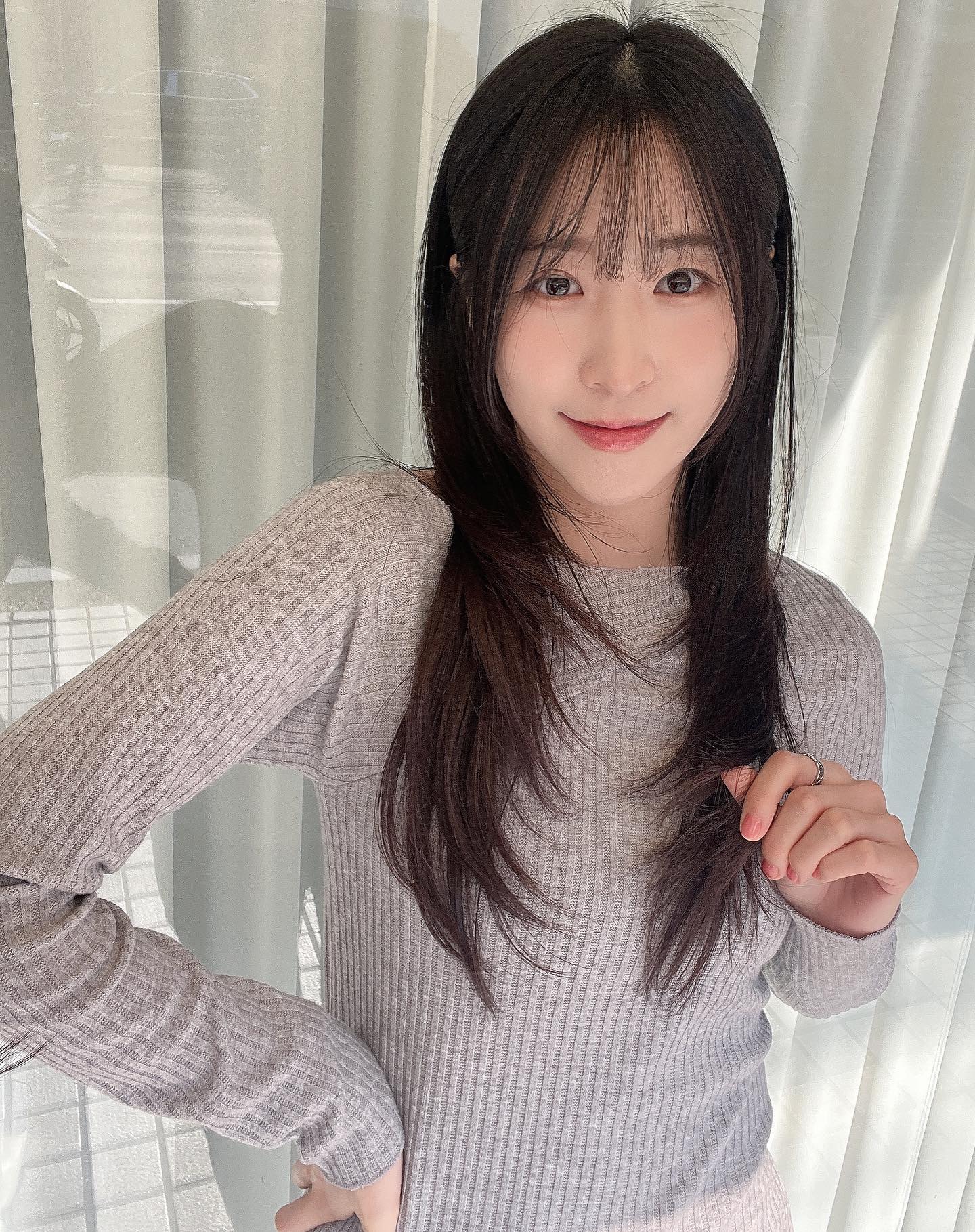 📎 #새벽살롱 
새출발하는 기분으로 오랜만에 컷트 !
머리 맡길 때는 ‘단발빼고 원하시는 대로‘ 요청하고
요래조래 수다떨다보면 짜잔 리즈갱신 ✨
수정쌤한테 앞머리도 잘라달라 요청했는데 
내 얼굴형에 딱 맞게 컷트컷트 귀여워진(?) 나
요즘 유행하는 #허그컷 스타일링까지 완벽..
(다래끼 상처로 왼쪽눈은 애교로 봐주기🫶)

#내돈내산 #광흥창미용실 #신촌미용실 #서강대미용실