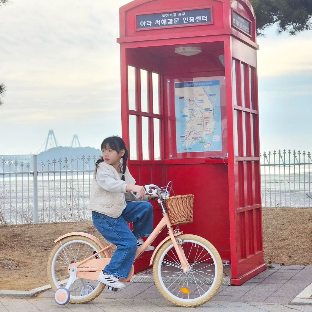 이번 주말은 아라빛섬에 가서 
신나게 놀고나니 정말 순삭 : )
.
다음주에도 또 나가쟈 !!
울 딸램이들 자전거 첫 시승👍 
언젠가는 보조바퀴 떼고
두발로 탈 수 있는 날이 오길 😁🙏
.
.
.
.
.
.
.
#9살 #8살 #연년생자매 #연년생육아 #연년생일상 
#인천아라빛섬 #삼천리자전거