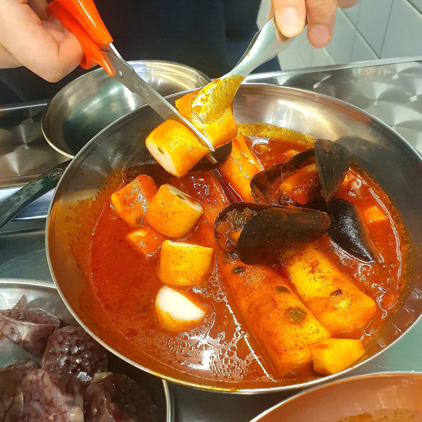 가래떡볶이 찐맛집 #떡의작품 가래떡볶이 평택동삭점

📌 주소 :
경기 평택시 상서재로 50 416동 108호 
떡의작품 평택동삭점

🕓 영업시간 :
화~토 11:00-22:00 / 일 11:00-20:00
** 매주 월요일 정기 휴무

☎️ 연락처 : 031-8054-8687

🅿️ 주차장 : 아파트 상가 주차장 이용

[주문메뉴]
해짬떡(1인분) 5,000원
치즈 왕가래떡볶이(1인분) 5,500원
찰순대 4,500원

최근 먹었던 떡볶이 중 제일 맛있게 먹었던 
평택 동삭동 가래떡볶이 찐맛집을 소개드리려고 해요.
인테리어도 깔끔하고 멋스러운 곳이어서 맘에 꼭 들었어요. 

인기메뉴인 해짬떡(해물짬뽕떡볶이)과 
치즈 왕가래 떡볶이, 순대를 주문했는데요.
당일 생산된 가래떡이라 그런지 
떡이 정말 쫄깃쫄깃 너무 맛있더라고요~
거기다 해짬떡의 국물이 정말 끝내주더라고요.
불맛이 나는 얼큰한 해물 국물인데 너무나 맛있었어요.^^
숟가락에 국물 가득 담아 
떡과 함께 드시는 걸 추천드려요. 👍👍👍

치즈 왕가래 떡도 기본맛인데도 너무 맛있었어요. 
딸이 최고 맛있다며 진짜 맛있게 먹더라고요. 

찰순대 역시 쫄깃쫄깃 넘 맛나요. 
떡볶이 국물에 푹 담궈서 먹어야 하는거 아시죵? ㅋㅋㅋ
떡볶이와 순대는 정말 꼭 단짝이어야 합니다!

배달주문과 손님들로 엄청 바쁘셨는데도 
사장님 너무 친절하셔서 굉장히 인상 깊었어요. 

맛도 좋고 친절하고 가격도 착해서 담에 또 들리려고요.
집이랑 가까우니 배달 주문도 해야겠어요! 
이렇게 맛난 떡볶이집을 알게 되서 너무 반갑고 기쁩니다. 
번창하세요. 또 들릴게요^^

#떡의작품가래떡볶이평택동삭점 #떡의작품 #떡작 #평택맛집 #평택떡볶이 #평택점심 #해짬떡 #짬뽕떡볶이 #해물짬뽕떡볶이 #해물떡볶이 #가래떡볶이 #먹방스타그램 #먹팔 #맛팔 #