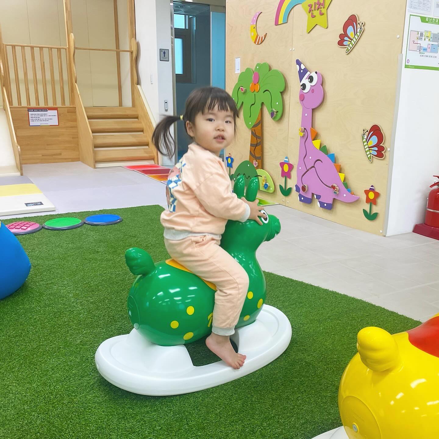 #채아스타그램
채아의 단골 실내놀이터인 진천육아종합센터🛝
가격도 저렴하고 채아도 넘 좋아해서 벌써 10번을 넘게 갔다🤣
토요일에도 열어서 너무 좋다 흐흐
그동안 여기서 시간제보육부터해서 부모교육, 장난감도서관까지 알차게 이용했는데 이런곳 진짜 임신했을때부터 알았음 좋았을걸!
다음에 또가자 채아씌😆
.
#중앙육아종합지원센터 #육아종합지원센터 #진천육아지원종합센터 #실내놀이터