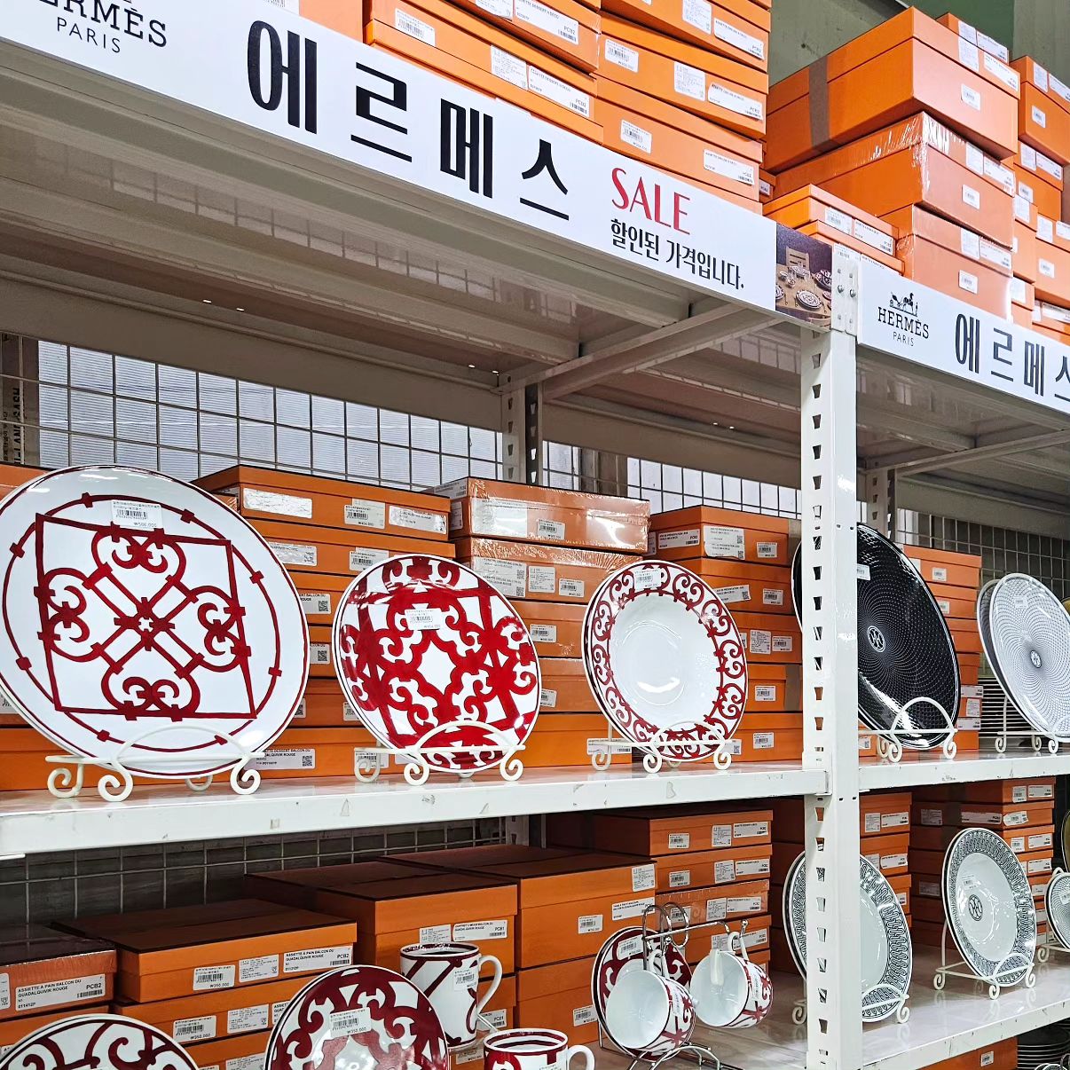 신혼살림사러 그 유명한 모드니!
에르메스 접시 만져만봤습니당 👋

👰거품없는 가격으로 결혼하기 원한다면 direct.wedding 
스드메비용 절약가능한 다이렉트 결혼준비카페 최초 가입할때 
➡️추천인 "뉴댁"⬅️입력하면
30,000포인트를 적립받을 수 있어요!

#다이렉트결혼준비 #다이렉트웨딩 #결혼식 #결혼준비카페 #결혼준비 #혼수 #모드니 #모드니일산 #에르메스접시 #신혼혼수 #리빙