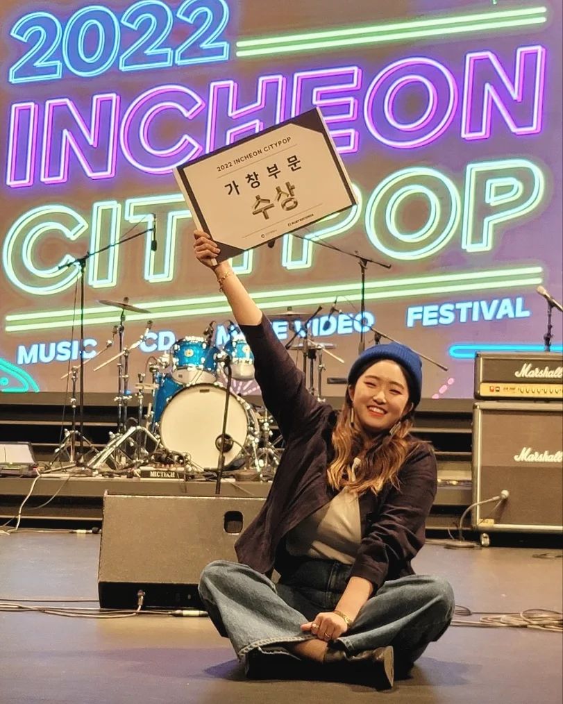 오랜만에 대회 나들이가서 상 탔다💙
그래도 2022년에 뭐라도 해야하지않을까 싶어서...😃
오랜만에 꾸며보기두하구.. 모자 첫 개시두하구 좋다 좋아💖 앨범 준비도 빠샤! 해보쟈!

내 공연 와준 우리 엄마 고맙습니다 헤헤 운전도 해주시구 사랑해유❣
yh_ch0 매번 고마워♥ 언능 보자ㅎㅂㅎ
.
.
.
#인천 #인천시티팝 #2022인천시티팝 #시티팝 #대회 #실용음악 #공연 #대학생 #경희대학교 #웨인 #가창 #노래 #음악 #음악스타그램 #incheon