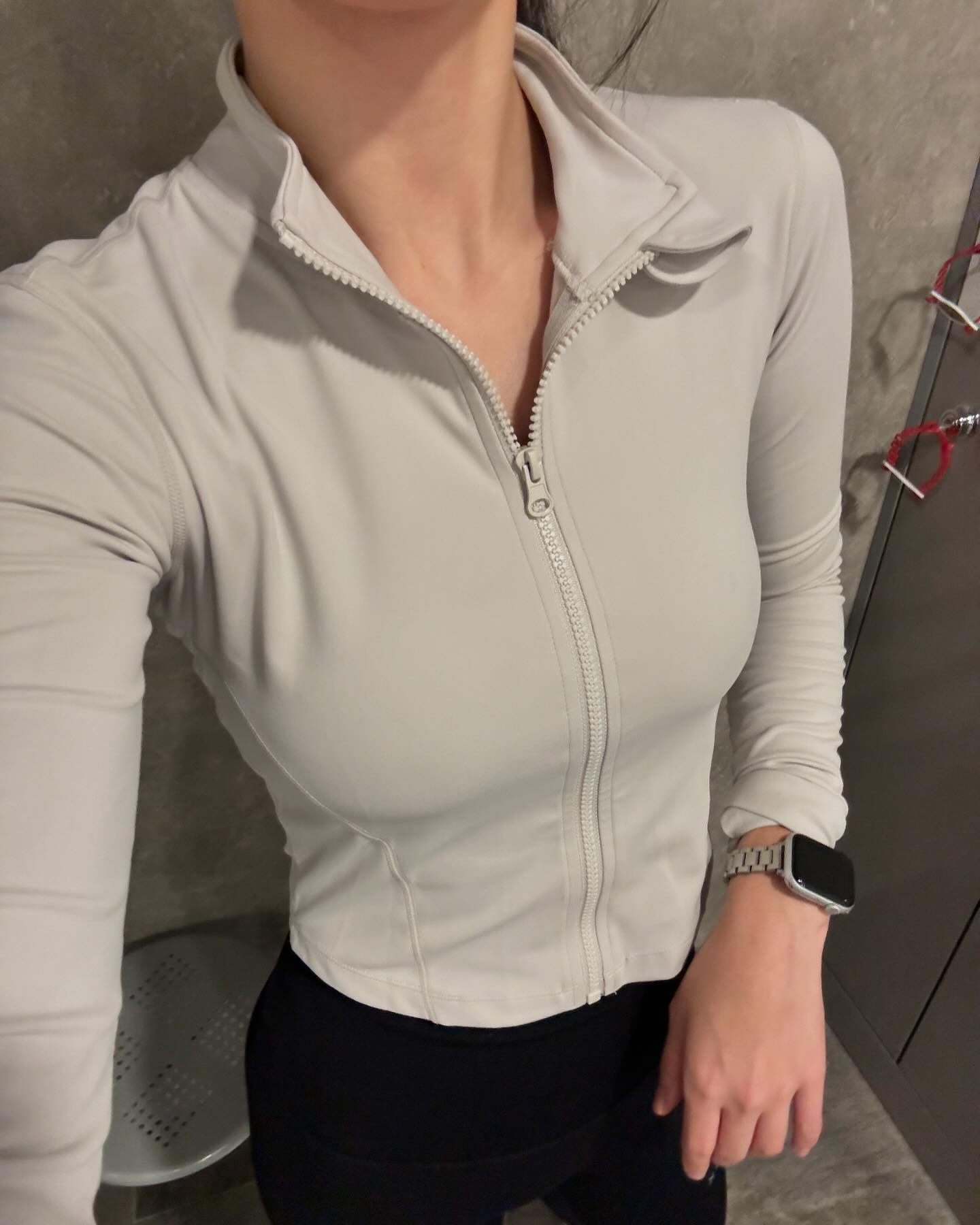 며칠 전에 혼자 가슴운동하면서 좌절을 맛보고
오늘 다시 가슴운동했습니당🫠
안해버릇하니까 더 나빠진 듯.. 흑

그래도 전보다 훨씬 더 자극 잘 들어왔어요!!!!🔥🔥

가슴운동하고 복근운동하려니까
겨드랑이 포함 그 주변이 덜덜거려서
플랭크랑 플랭크를 응용한 운동 다 못했다고 합니다ㅎㅎ..

뜻밖의 복근운동 덜 할 이유 만들어버리기🤗

#오운완#가슴운동
#삭신이쑤신다