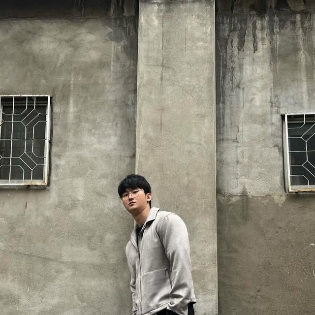 지그 on Instagram: "#광고 오랜만에 골목길 갬성~🚏 . . . 🤔요즘 느끼는 건 확실히 집 앞에 나갈 때랑 놀러 나갈 때랑 코디의 벽이 크게 다르지 않다는 걸 많이 느끼는 거 같아요! 하지만 작은