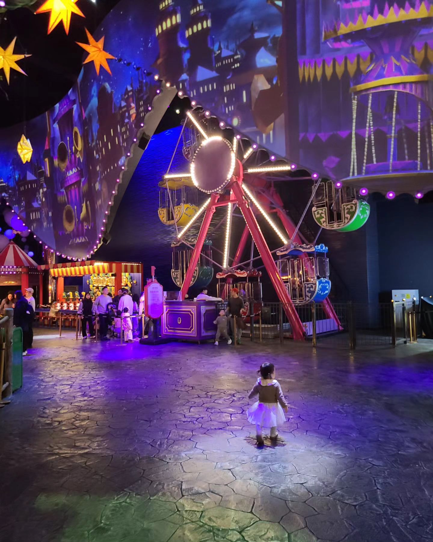 파라다이스시티 원더박스🎠🎡

밀린 일기쓰기~😅
다시 아이들과 추억을 남기도록 노력해야겠다!!
이제 행복이도 많이 커서 오빠를 쫒아다니며 한 몫한다ㅋㅋ아직 잡으러 다니기 바쁜 행복이와 다니니 사진도 찍기 힘들고 남는 사진이 많이 없었다..ㅋㅋㅋ그래도 몇장없는 사진이라도 남겨줘야겠다^^

원더박스는 실내라 날씨의 영향을 받지 않아서 좋았다!! 추운 날이 었지만 실내라 가벼운 옷차림으로 신나게 놀았다ㅋㅋ그러나 아직 키가 작아서 못타는 놀이기구가 많아서 아쉬웠지만 복땡이는 빙글빙글 티컵과 회전목마로 신나게 놀았다ㅋㅋㅋ행복이도 회전목마를 처음 타보며 신기한 표정이었다ㅋ