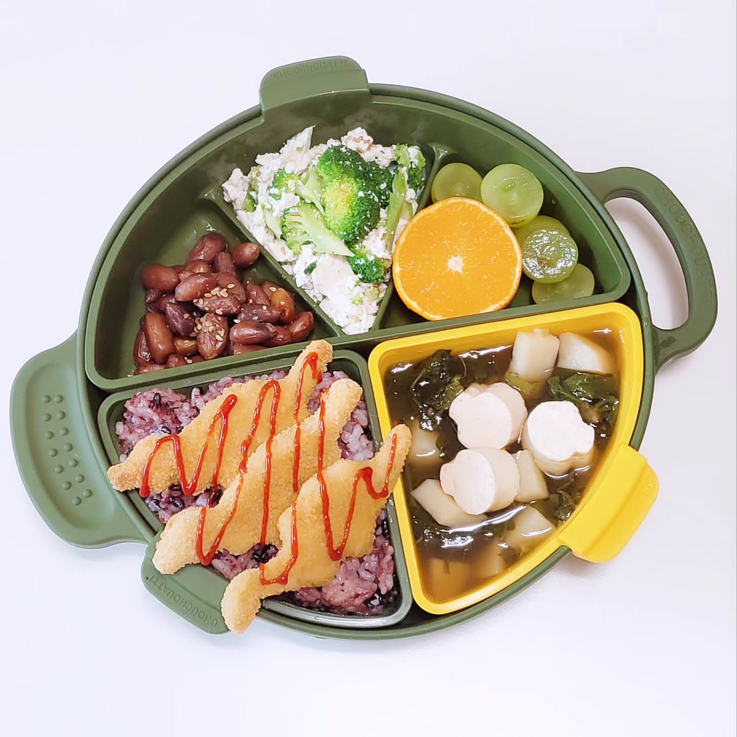 #별해유아식 #워킹맘밥상 #유아식
⠀
🍚🍴땅콩조림,두부브로콜리무침,용가리치킨,흑미밥,냉이감자된장국,귤+샤인머스캣
⠀
( +7Y / +5Y )
⠀
가을 끝자락의 주말:)주말 특식 기념으로 용가리치킨 구워주니 순식간에 사라지고 없고요ㅋㅋ해리야 복받았다...둘째라 냉동식품도 빠르게 오픈되는 느낌ㅎㅎ두부 브로콜리무침은 참기름+명희홈쿡 비법육수 조합!언제나 이 조합은 옳다👍한끼 든든하게 먹고나니 뭐라도 안하면 안될 것 같은 느낌.내일 유치원 할로윈파티라 이것저것 용품들 사러 시내 총총=3 어디나들이라도 갈까?하다가 시간이 애매해서 그냥 내일 준비나하자!하고 잠시 나들이겸 아트박스갔는데 6만원 실회냐규....😆ㅋㅋㅋ이제 어딜가도 애들데리고가면 어휴🤦‍♀️🤦‍♀️이것만 사야지하고 들어가면 절대 이것만 사고 나오는 일이 없는 우리 집^^
⠀
계획소비는 언제쯤 가능한건가아...?
⠀
벌써 2024년 다이어리가 나와있는거보니 맘이 이상했다.우리 별이 내년 초등학교 입학준비도 해야하고 계획도 세워야하고..😭제일 머리아픈건 학원스케줄...ㅠㅠ매년 학원스케줄 정할 때가 제일 머리아프다^^커갈수록 정말 신경써야할게 늘어나는 느낌?언제 키워서 학교보내나 했는데 시간 진짜 빠르다 정말 ㅠㅠ
⠀
결론은 내년 걱정은 내년에 하자 ㅋㅋㅋㅋㅋㅋ엄마는 이 핑계로 오늘도 즐겨본다😆이번 주말도 잘먹고 잘 놀았다!얼마 안남은 주말도 뽜이팅❤️‍🔥
⠀
✔️#슈슈아띠 멀트플레이트 chouchouatti_
⠀
✔️#아기된장 #얼라맘마 ur_ra_mamma
⠀
✔️무침에도 국에도 #비법육수 #명희홈쿡 myunghee_homecook
⠀
⠀
⠀
⠀