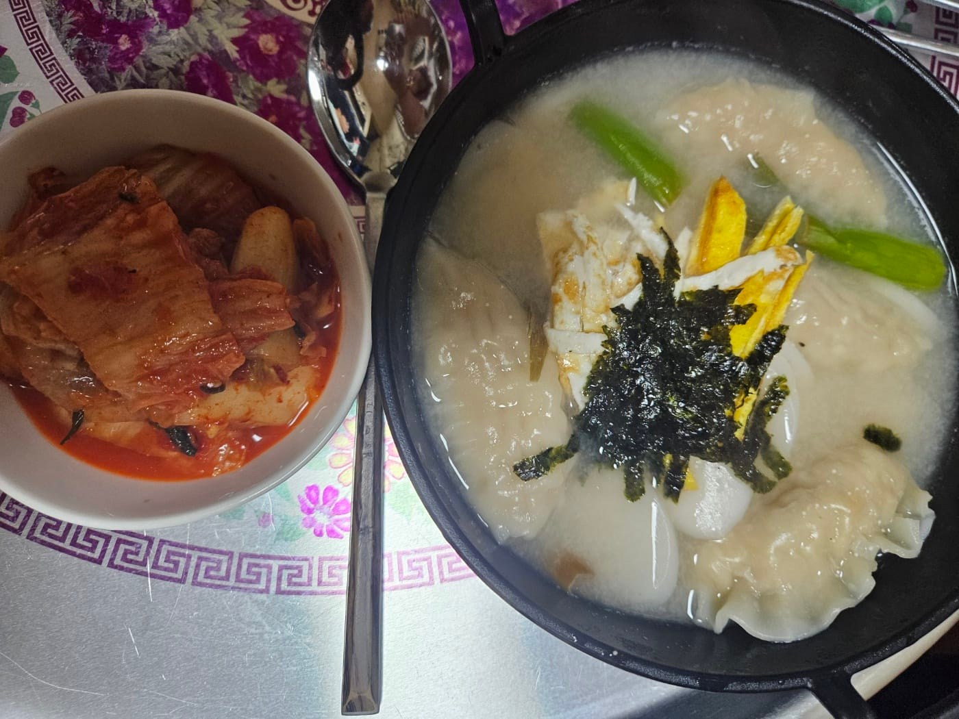 새해니깐 한살더먹엇으니 떡국도한사발😆
.
.
.
.
.
#반갑다 #갑진년아 #2024년 #잘부탁하고 #올해는 #병원그만다니고싶다 #건강하고 #행복하고 #즐거운한해를위해 #한살더먹은기념으로 #떡국도한그릇 #먹부림 #내요리 #일상 #소통