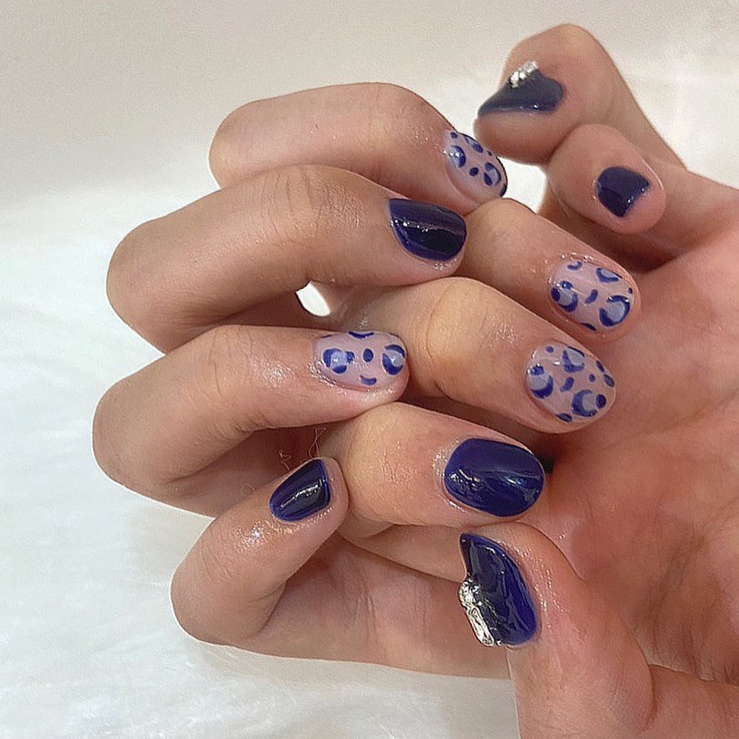 💅🏻전주 송천동 네일샵 오부띠끄💅🏻
.
가을맞이 뉴네일 하고 왔어요💕
파인트리몰 4층에 있어서 주차가 편하고 이달의아트 디자인도 퍼스널컬러와 취향에 맞게 맞춰서 진행해 주셔서 너무 만족스러웠어요
.
📍위치: 전라북도 전주시 덕진구 송천중앙로 225 파인트리몰 4층 419호(주차 무료)
📍시간: 10:30~22:00
📍번호: 0507-1425-0195
📍가격: 이달의아트 4만원~
.
.
.
#전주네일아트 #전주오부띠끄 #송천동오부띠끄 #전주네일샵 #전주네일후기 #송천동네일아트 #송천동네일샵 #송천동네일 #전주명품네일 #전주네일맛집 #맞팔 #좋반 #좋아요 #뷰티맞팔
