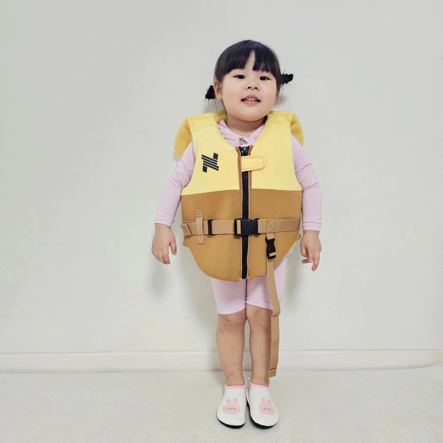#협찬 x nassausports.official 

카카오프렌즈 춘식이 구명조끼

올해 물놀이 준비 끝!!

물놀이 좋아하는 시아가 귀여운 춘식이 캐릭터에 
푹 빠졌어요~
한번 입어보더니 벗지 않으려 해서 한참을 입고 벗을때 너무 아쉬워한,,, 빨리 물놀이 가자~~~~

낫소스포츠는 낫소x카카오프렌즈 콜라보 스포츠용품만을 제작하여 판매하는 회사예요🤍

✔️잠수복에 사용하는 네오프렌 원단 사용
✔️헤드레스트로 후두부 보호
✔️착용감,고정력,밀착력을 한번에
✔️물빠짐 메시로 간편한 건조
✔️국가 검증된 신뢰할 수 있는 구명조끼

👉🏻구매하실수 있는 곳
https://smartstore.naver.com/mindtiper/products/8868390578

ꔛ좋은선물 감사합니다ꔛ
Thanks to nassausports.official

#라이언구명조끼#춘식이구명조끼#카카오구명조끼#네오프렌구명조끼
#부력복#유아구명조끼#아동구명조끼#키즈구명조끼
#키즈모델#키즈모델이시아#아동모델#키즈광고모델#키즈인플루언서