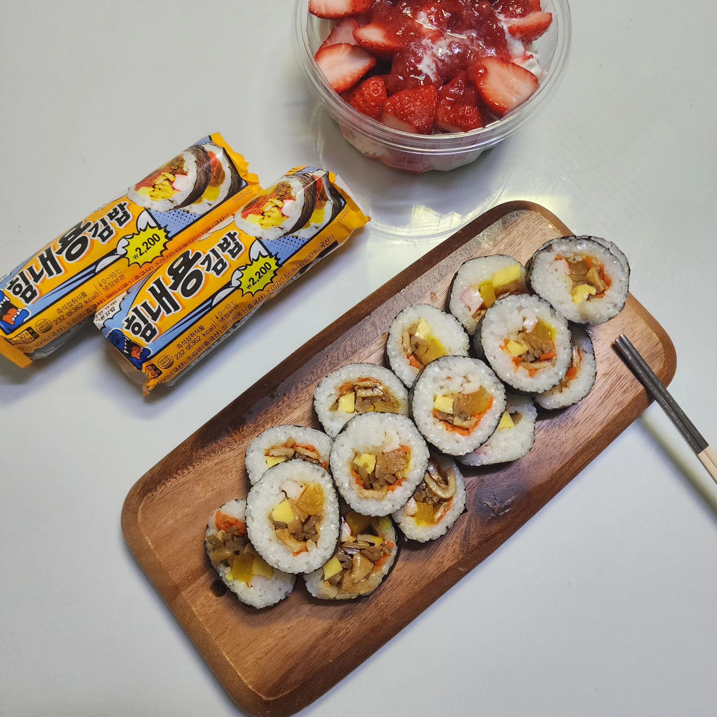 #광고
간편하게 가성비 좋게 먹을 수 있는게
김밥인데 분식집 김밥 가격이 후덜덜하죠
부담스러운 김밥 대신 가성비 좋은 김밥
추천해요
.
이마트24 힘내용김밥 
2200원인데 품질좋고 맛도 좋아서
아주 마음에 쏘옥 들어요
이마트24 들어가서 간편하게 하나 겟해서
점심으로 먹어주니 이보다더 든든할 순 없네요
기본에 아주 충실한 김밥이랍니다.
.
이마트24에서 1년 내내 2,200원 하는
힘내용김밥 
현재 2가지 이벤트가 진행중인데요. 아래 내용 참고하시면 좋을 것 같아요
.
15일까지 카카오페이로 구매시 줄김밥 전 상품 2,200원!
<정상가에서 차액은 포인트로 페이백됩니다.>
.
16일까지 진행하는 앱행사는 김밥 두줄 사면 생수무료
1. 김밥 1개 구매시 선착순 5천명 생수무료쿠폰
2. 김밥2개 구매시 선착순 1천명 김밥 1,000원 할인쿠폰
3. 이벤트1+2 참가자 전원 김밥 1,000원 할인쿠폰 
.
이벤트 넘 좋은걸요 
메모하시고 이벤트 참여하세요!!!!

.
.
.

emart24_official
#이마트24 #힘내용김밥 #별별김밥이다있는 #여기가김밥맛집 #김밥맛집 #편의점김밥 #편의점맛집 #이마트편의점 #편의점 #편의점음식 #편의점김밥추천  #한끼충전