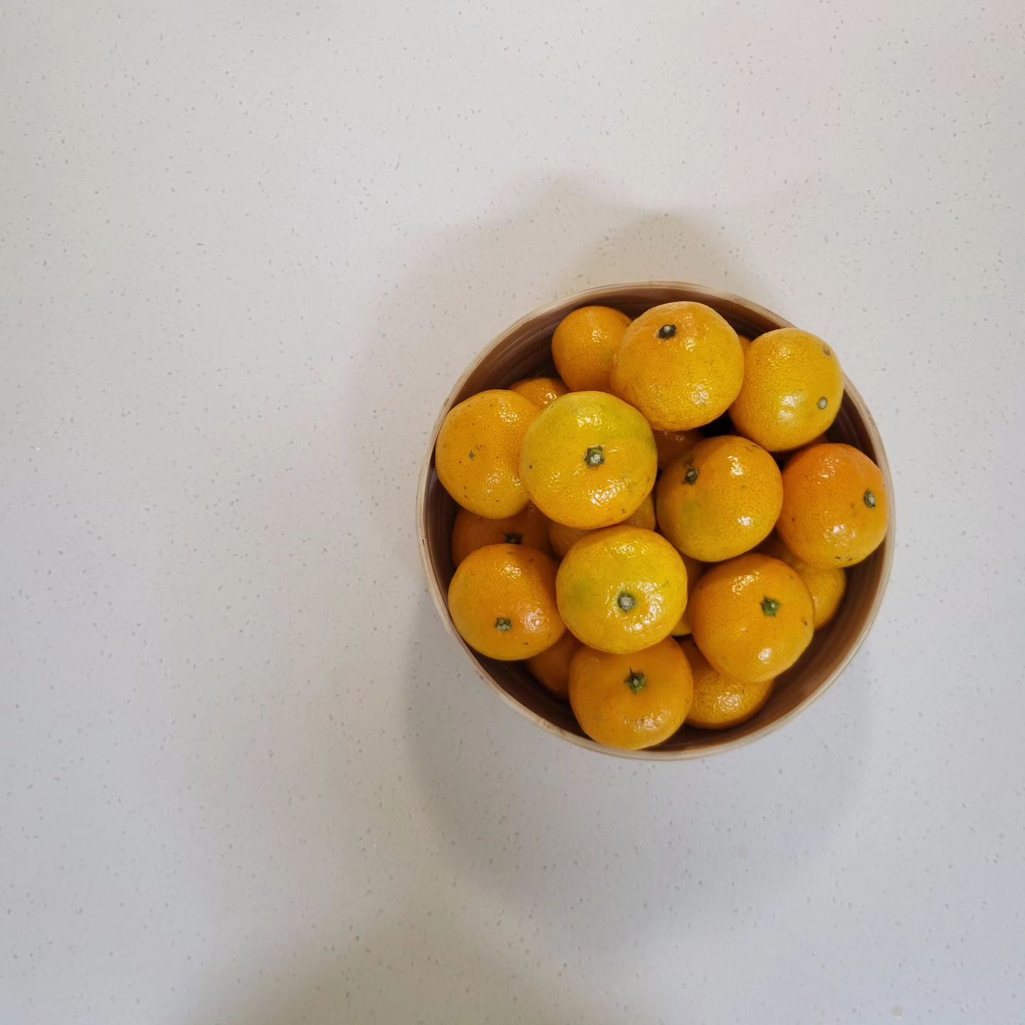 🍊 

아침에 유주가 주문한 귤 사다놓기
소파에 엉덩이 한번 못붙여보고 
벌써 하원시간 
쉬어도 바쁜 사람, 나 🫠

#오늘의집
#일상
#기록