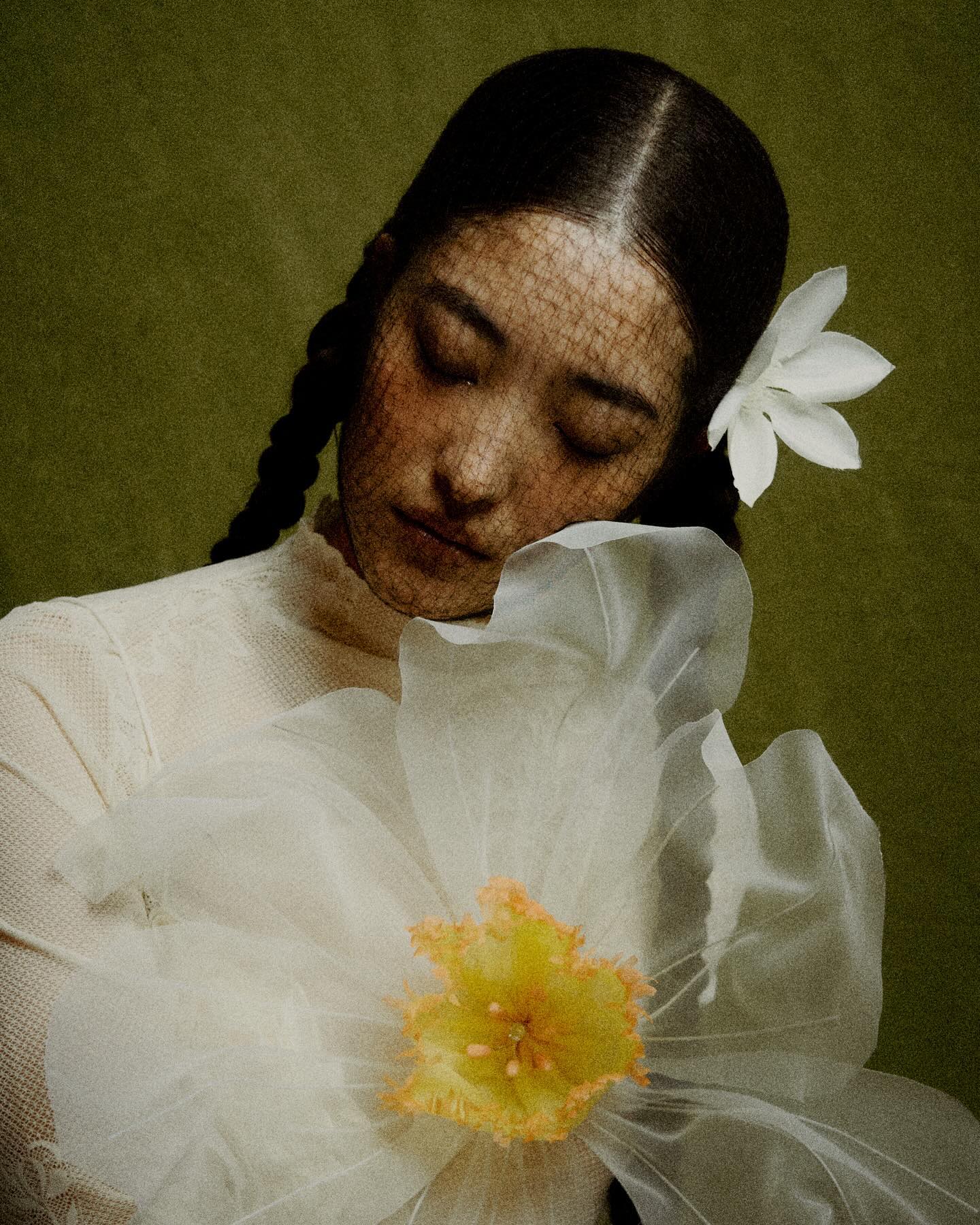 Handmade Silk-flower 
수선화 ; Narcissus 

Photo yoongeunshin / pakjiwoo 
Stylist / Director jiwonirene 
Model gtaeng__ 
Hair hee_hairstylist 
Make-up mimi.nara 
Flower Artwork eosokkot 

.