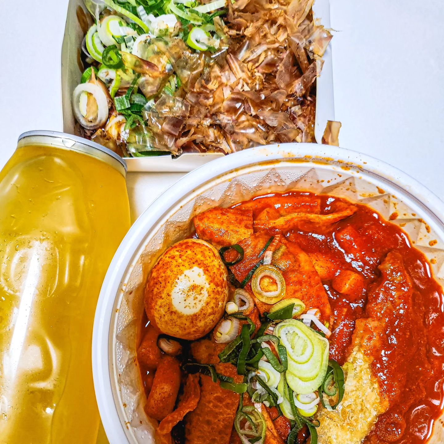 #협찬
주말에 밥 해먹기 너무 귀찮아서
타코야끼와 떡볶이 세트를 포장해와서 먹었습니당〰
떡타음세트는 타코야끼 2종류, 떡볶이 1종류, 음료까지 포함된 세트인데
타코야끼는 청양마요랑 대파로, 음료는 애플망고 에이드,
떡볶이는 로제, 짜장, 기본 중에 기본인 진심떡볶이로 시켰어요😁
타코야끼 먹을 때 가끔 반죽이 너무 싱거워서 별로인 곳이 있는데
여긴 간이 잘 되어 있었고 큼직한 문어가 들어 있어서
씹는 맛이 잘 느껴져서 좋았어요👍👍
대파는 최애 타코야끼 메뉴인데 역시나 존맛🫶
떡볶이는 약간 매콤한데 맵찔이도 충분히 먹을 수 있는 맛이었어요!!
어묵, 만두, 계란까지 푸짐하게 들어 있어서 식사대용으로 충분했어요
이렇게 추운 날 따끈따끈한 타코야끼에 떡볶이 어떠신가요오~?
.
.
#진타코 #서울타코야끼 #방이동맛집 #방이타코야끼 #방이시장맛집 #송파나루역먹거리 #송파나루역맛집 #서울방이동맛집 #서울방이동타코야끼 #서울타코야키 #방이시장타코야끼 #진타코진심타코야끼방이점 #방이역먹거리 #송파나루역타코야끼 #서울핫플 #방이동데이트