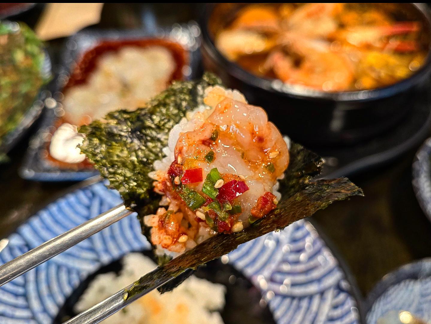 #광고 지만 🦀❤️🦐
모든메뉴가 훌륭했던
구래동 점메추 #꽃새담구래점

순살게장은 입 안에서 살살녹고🫠
해물부추전은 진짜 겉빠속촉에
재료가 풍성해서 맛도 풍부!
얼큰한 해장국 호로록하며 먹으니
진짜 질리지않고 끝없이 들어가네

새우장도 꼭 먹어보고 싶었는데
주말이라 조기품절되어서
다음번엔 꼭 새우장을 먹어보러 가야지🫶

🏠 김포한강 9로 75번길 158(2층)
🅿️ 주차는 기본 3시간 무료!

kkot_sae_dam_gurae

.
.
.

#밥도둑 #김포맛집 #구래동맛집 #구래역 #구래동점심 #구래역맛집 #구래역점심 #맛집 #점심메뉴 #구래동 #꽃새담 #꽃게 #김포한강신도시 #김포한강신도시맛집 #해물탕 #게장맛집 #구래동새우 #술안주 #해물탕 #맛집스타그램 #좋반 #먹킷리스트 #김포데이트 #맛집블로거_신블리  #dailyfoodfeed